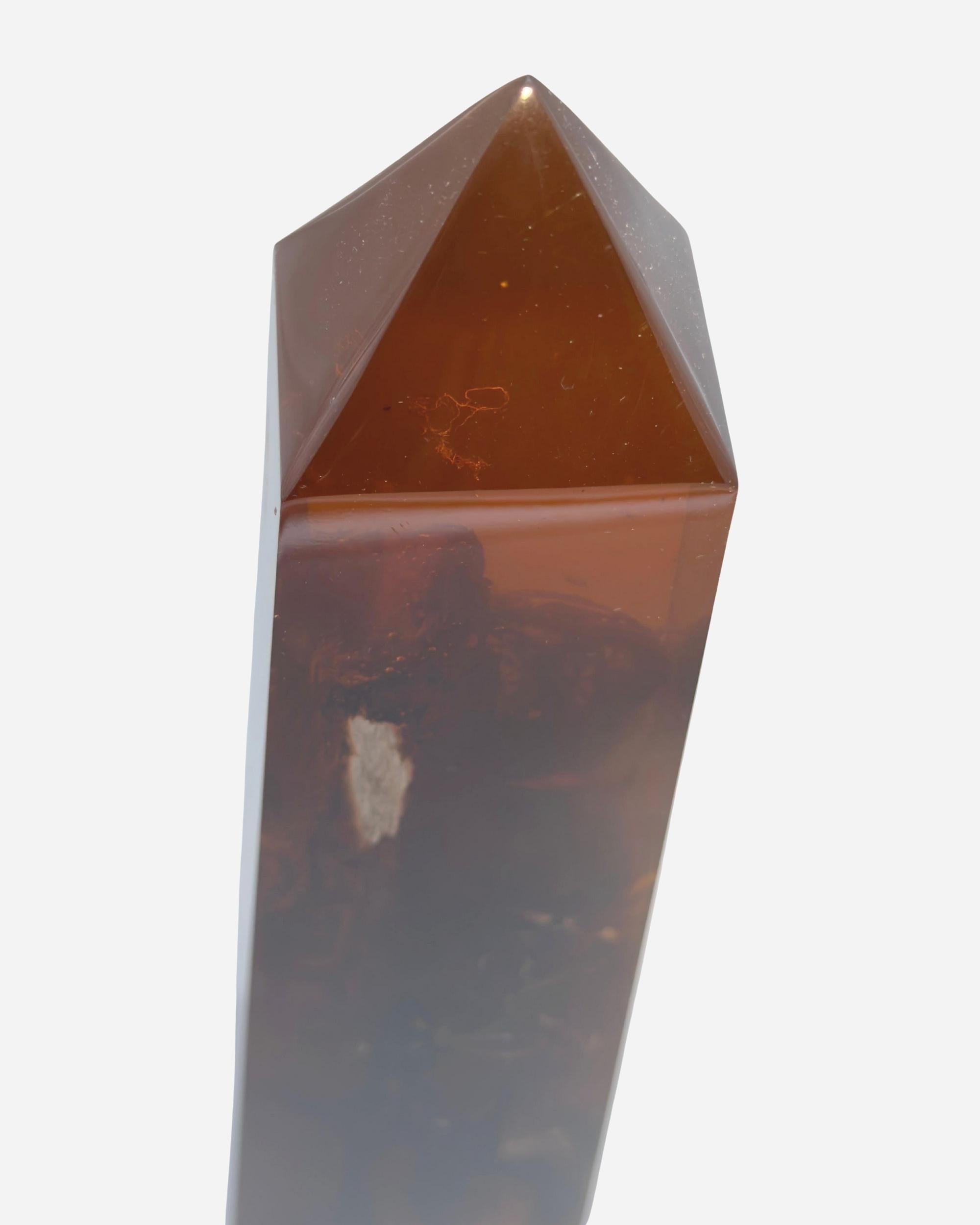 Fine XX secolo Obelisco in resina con inclusioni di corteccia di legno di Pierre Giraudon, Francia, circa 1970 in vendita
