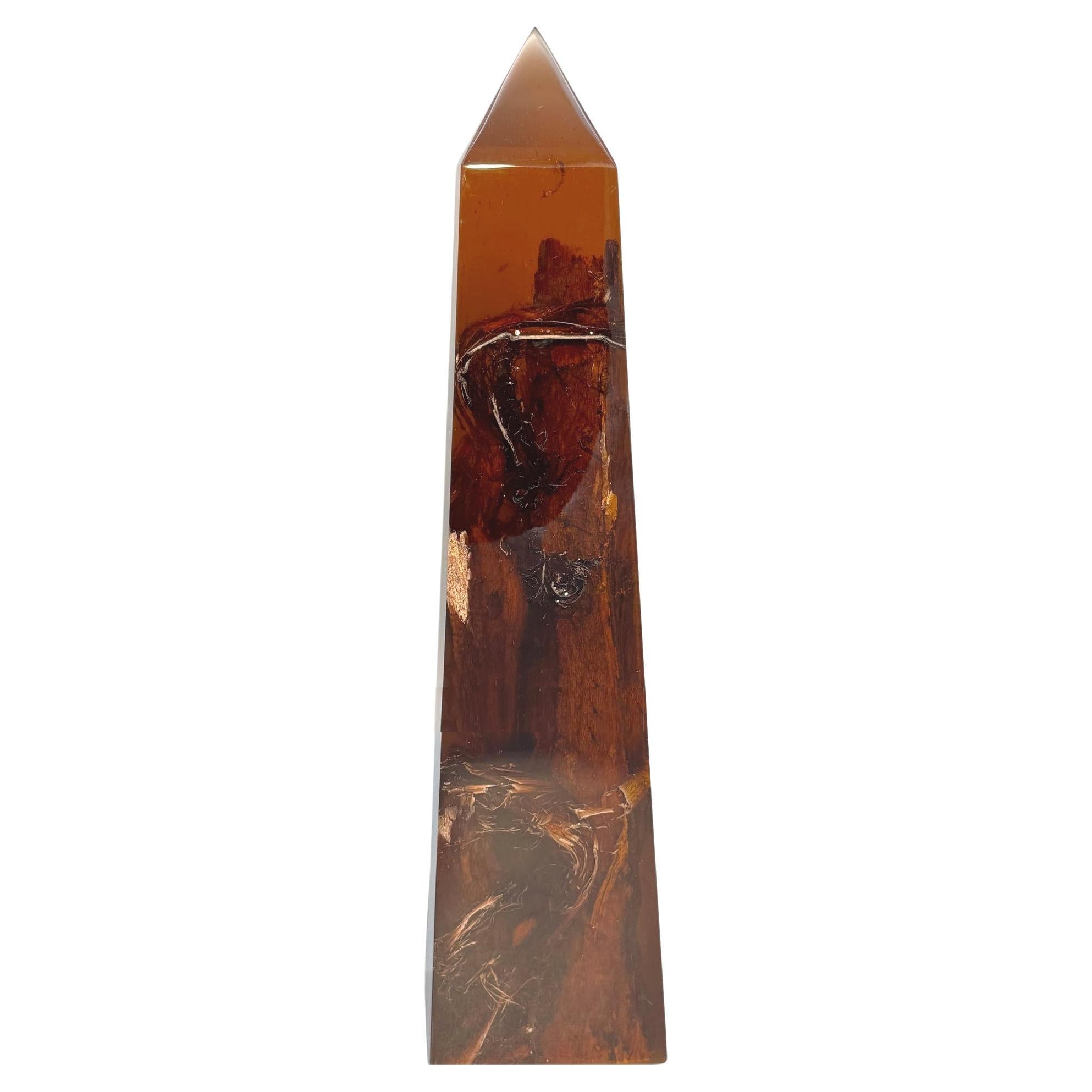 Obelisco de resina con inclusiones de corteza de madera de Pierre Giraudon, Francia, hacia 1970