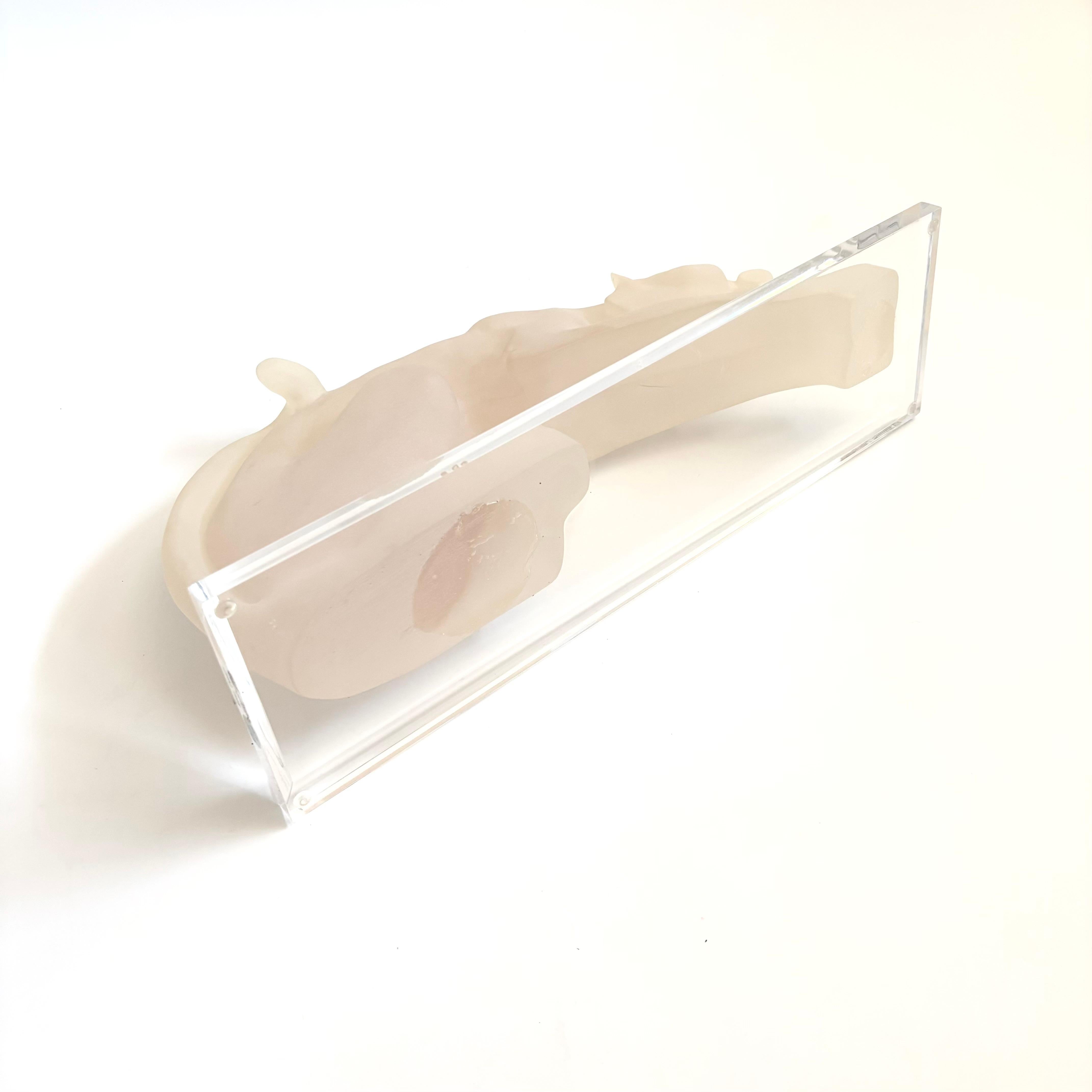 Scultura di pantera in resina su base in lucite in vendita 3