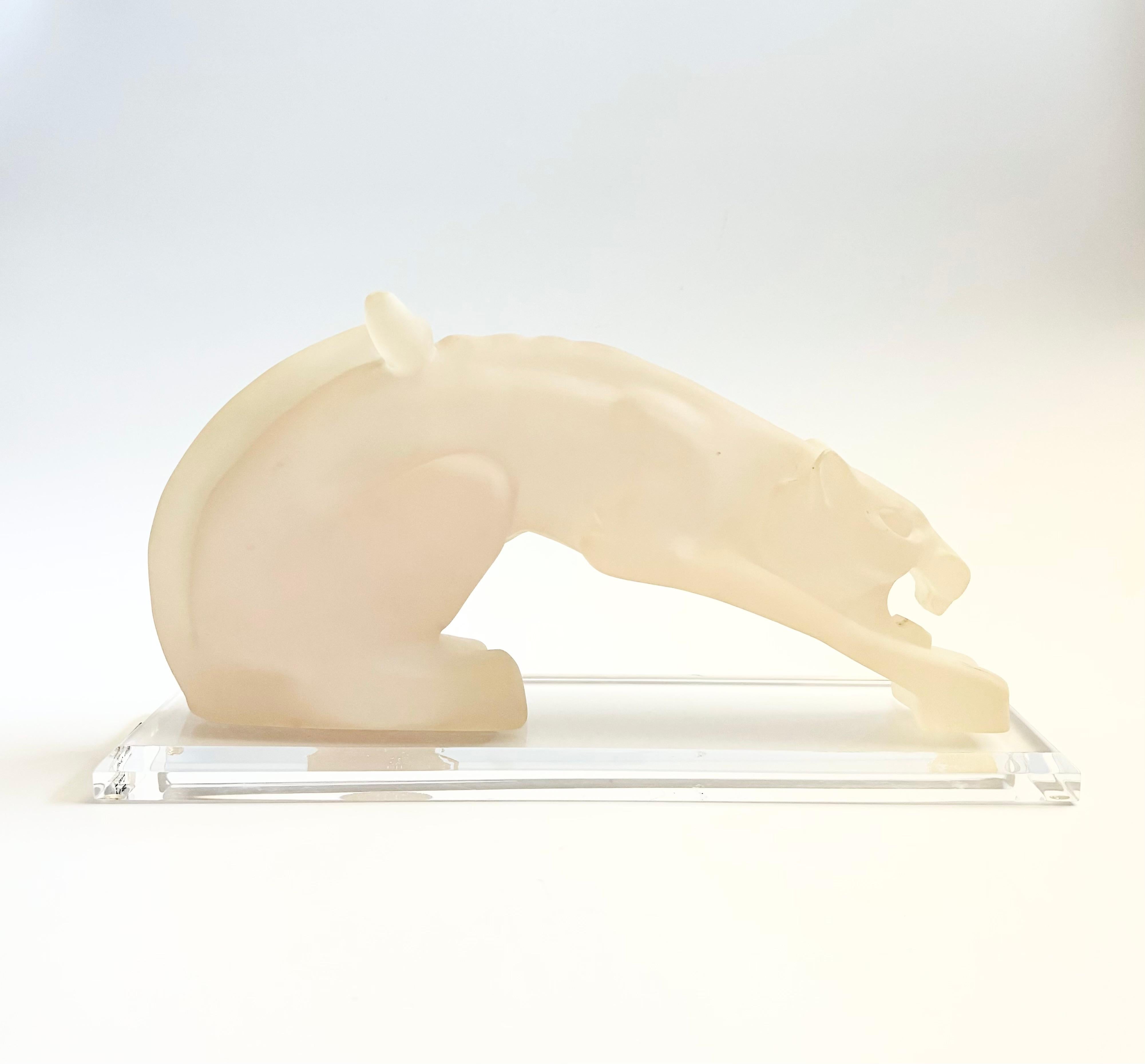 Una scultura in resina vintage di una pantera. Finitura bianca opaca, montata su una base in lucite trasparente. Meravigliosi dettagli stilizzati in una bella dimensione che potrebbe essere un grande pezzo distintivo. Marcato con l'adesivo originale