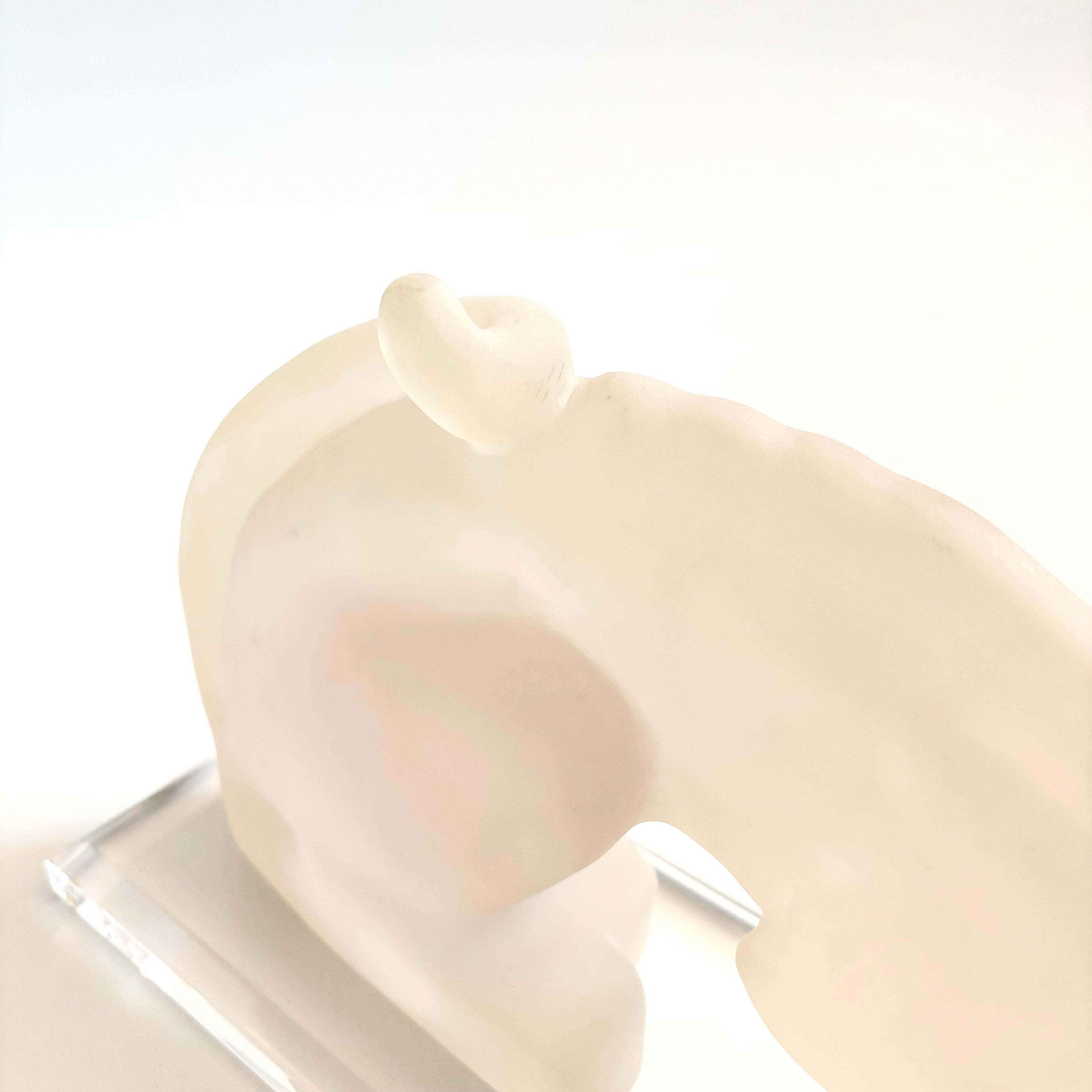 Scultura di pantera in resina su base in lucite In condizioni buone in vendita a Fairfield, CA