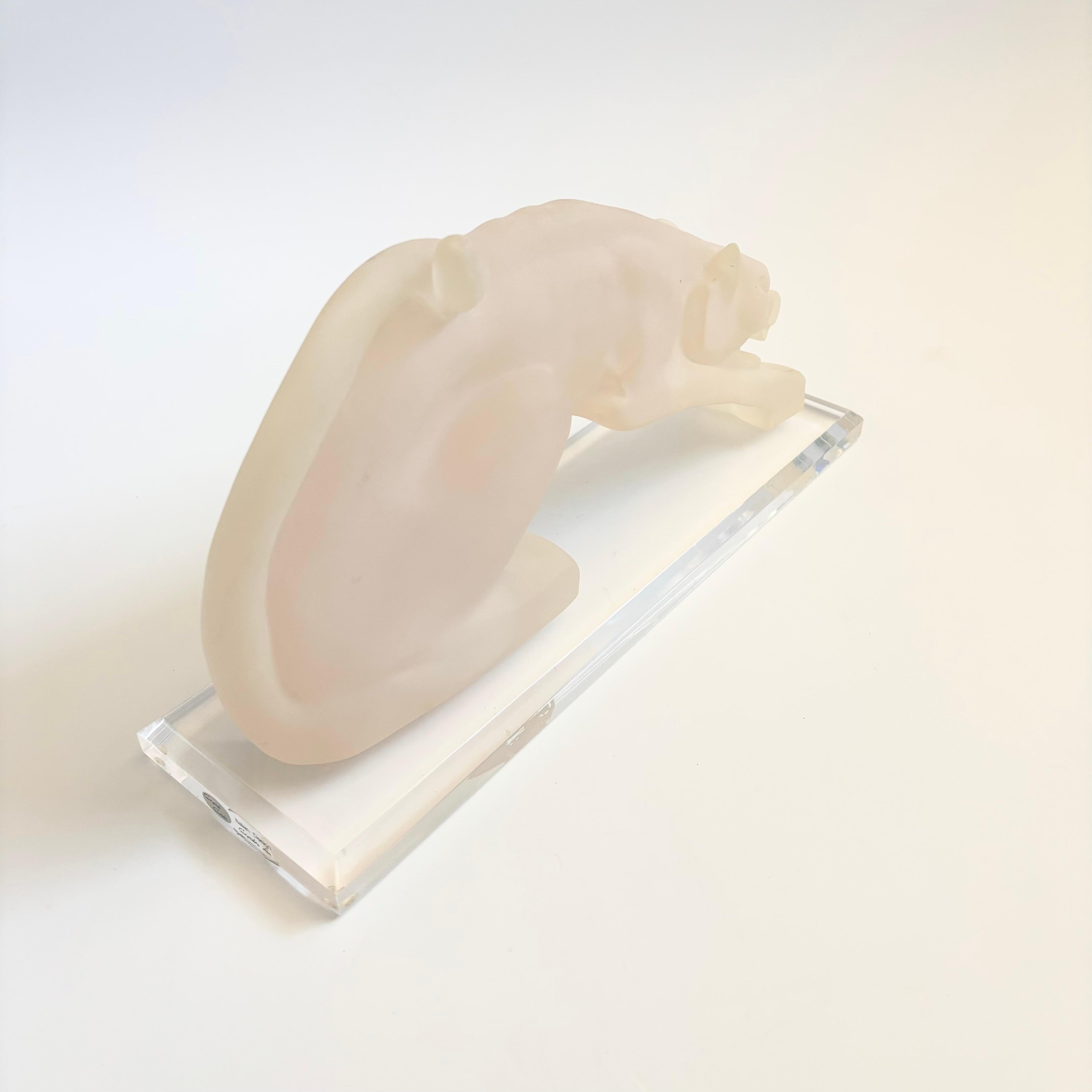 XX secolo Scultura di pantera in resina su base in lucite in vendita