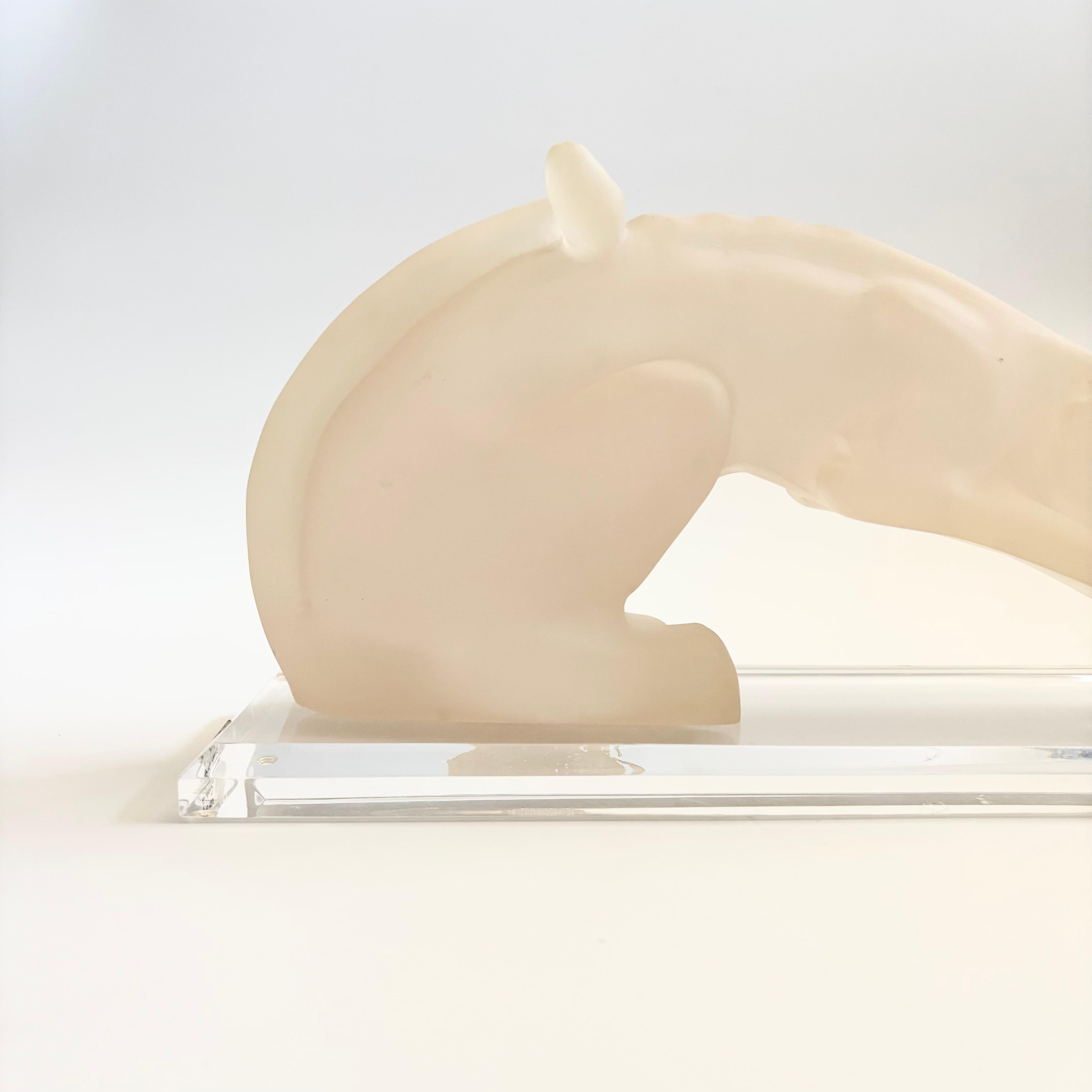 Resina Scultura di pantera in resina su base in lucite in vendita