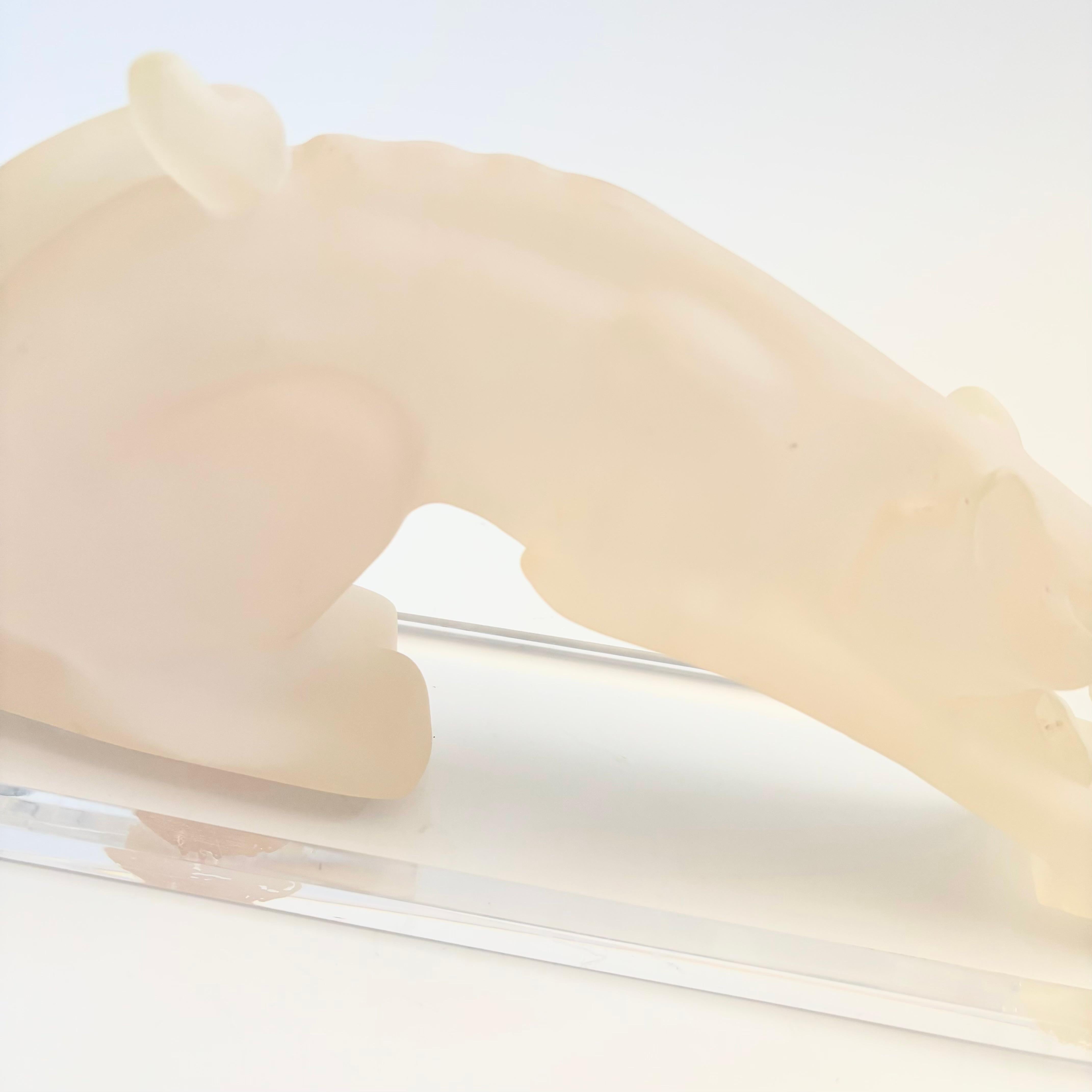 Scultura di pantera in resina su base in lucite in vendita 1