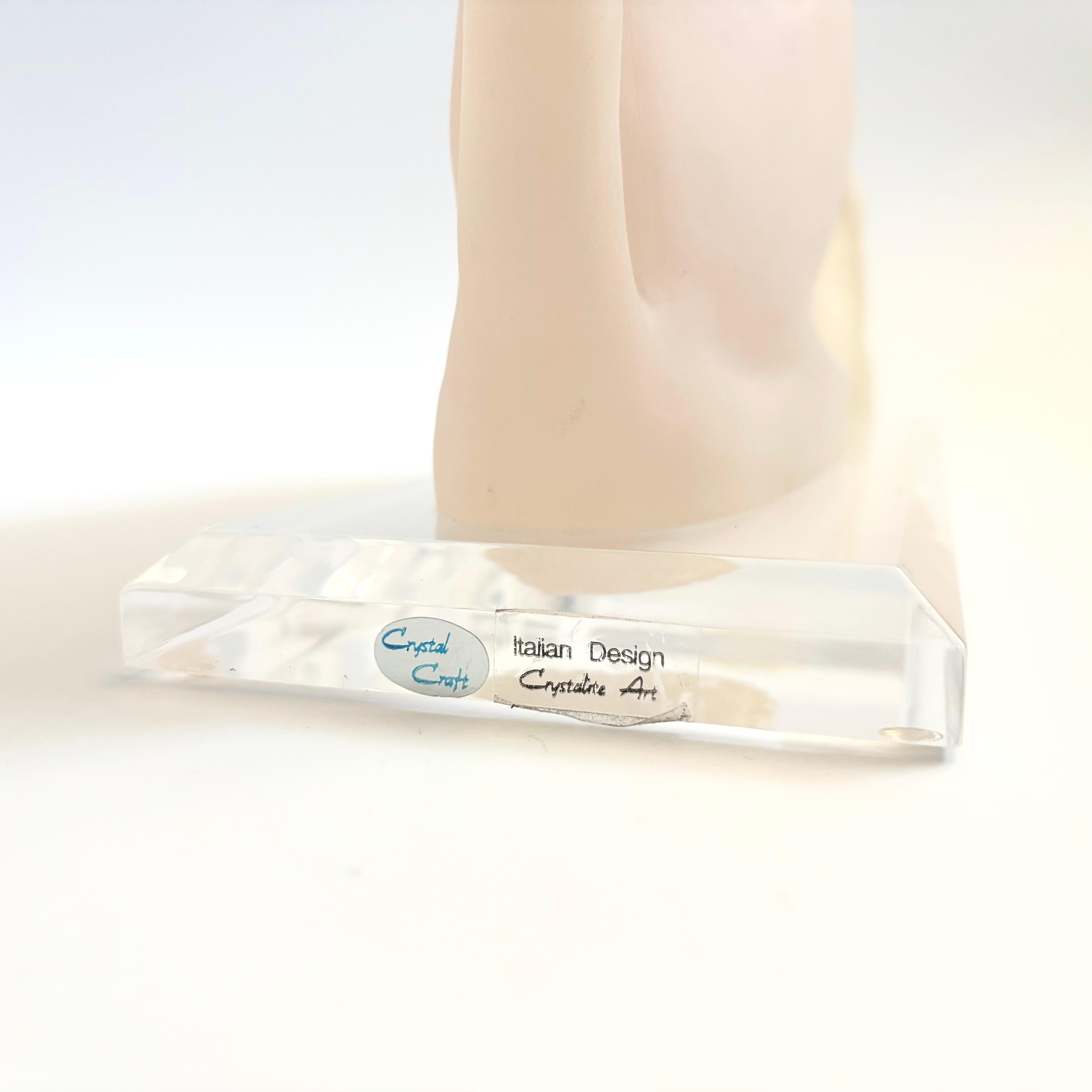 Scultura di pantera in resina su base in lucite in vendita 2