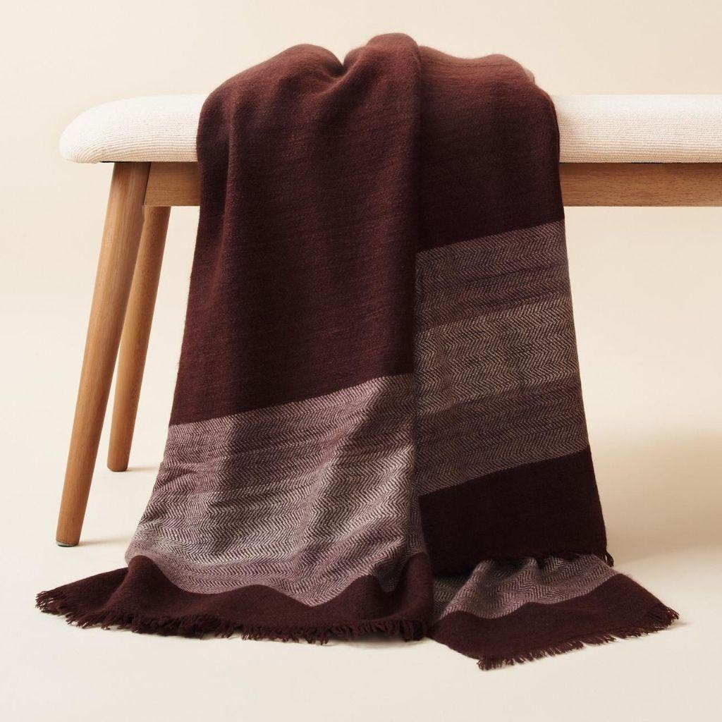 Individuelles Design von Studio Variously, Harzwurf/Decke  ist ein plüschiges, handgewebtes Textil, das von Webermeistern in Nepal nach ethischen Grundsätzen gewebt und mit umweltfreundlichen Farben aus weichem 100%igem Merinogarn gefärbt