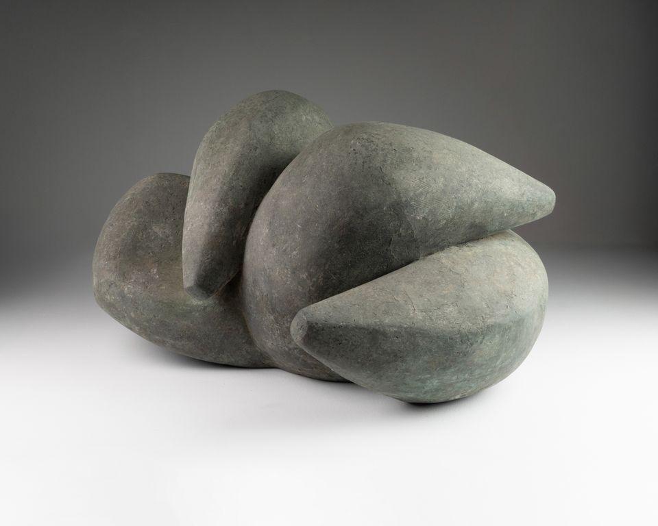 Questa eccezionale scultura in resina dell'artista britannica Patricia Rowland (nata nel 1929), creata in Inghilterra intorno al 1970, esemplifica il suo approccio distintivo alla forma, alla luce e al materiale. Con dimensioni di 37 cm di altezza,