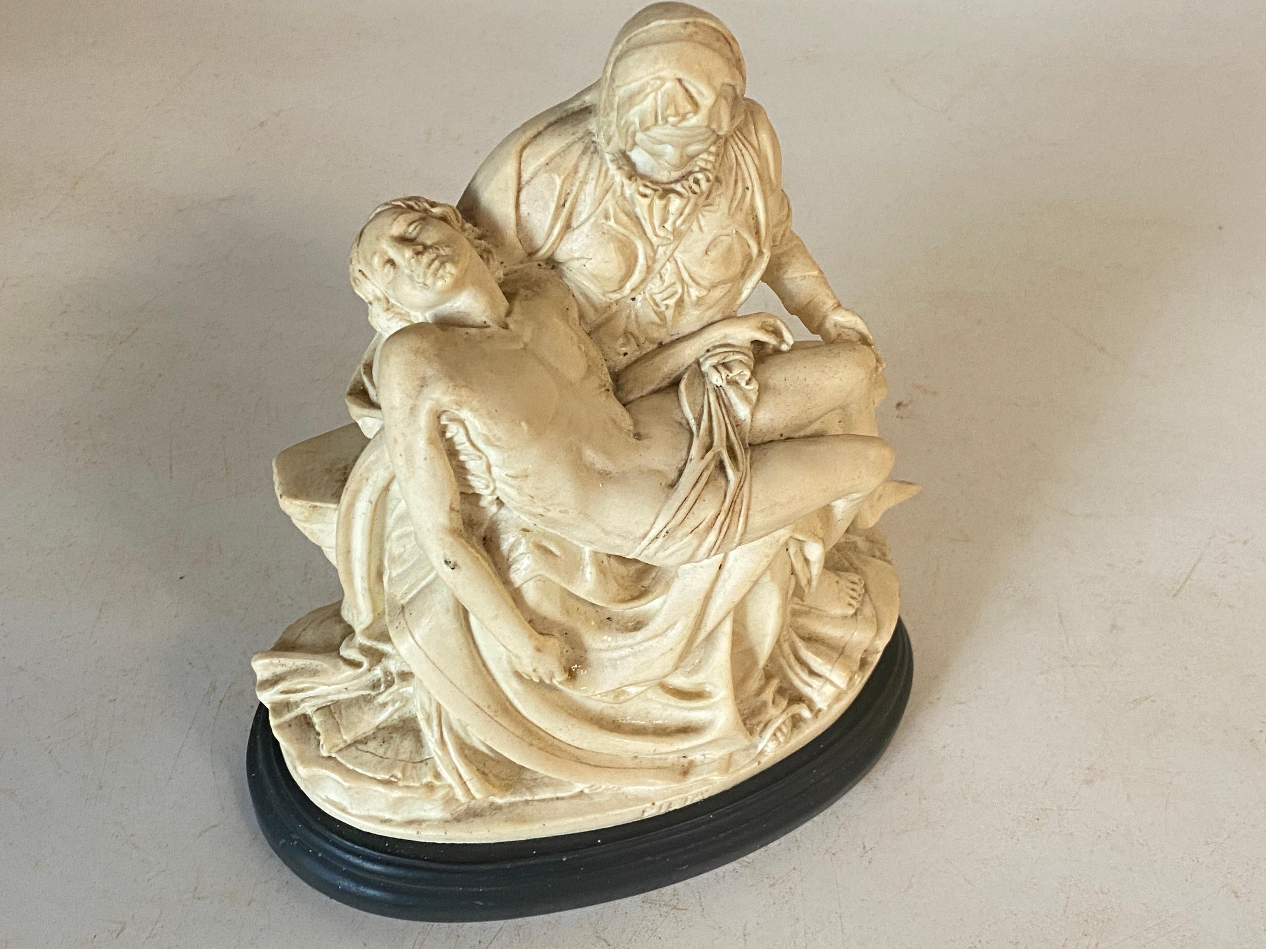 Kunstharz-Skulptur der Darstellung von La Pieta, weiße und schwarze Farbe, Frankreich, 20. Jahrhundert im Angebot 4