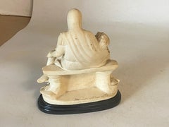 Sculpture française du 20ème siècle représentant La Pieta, couleur blanche et noire