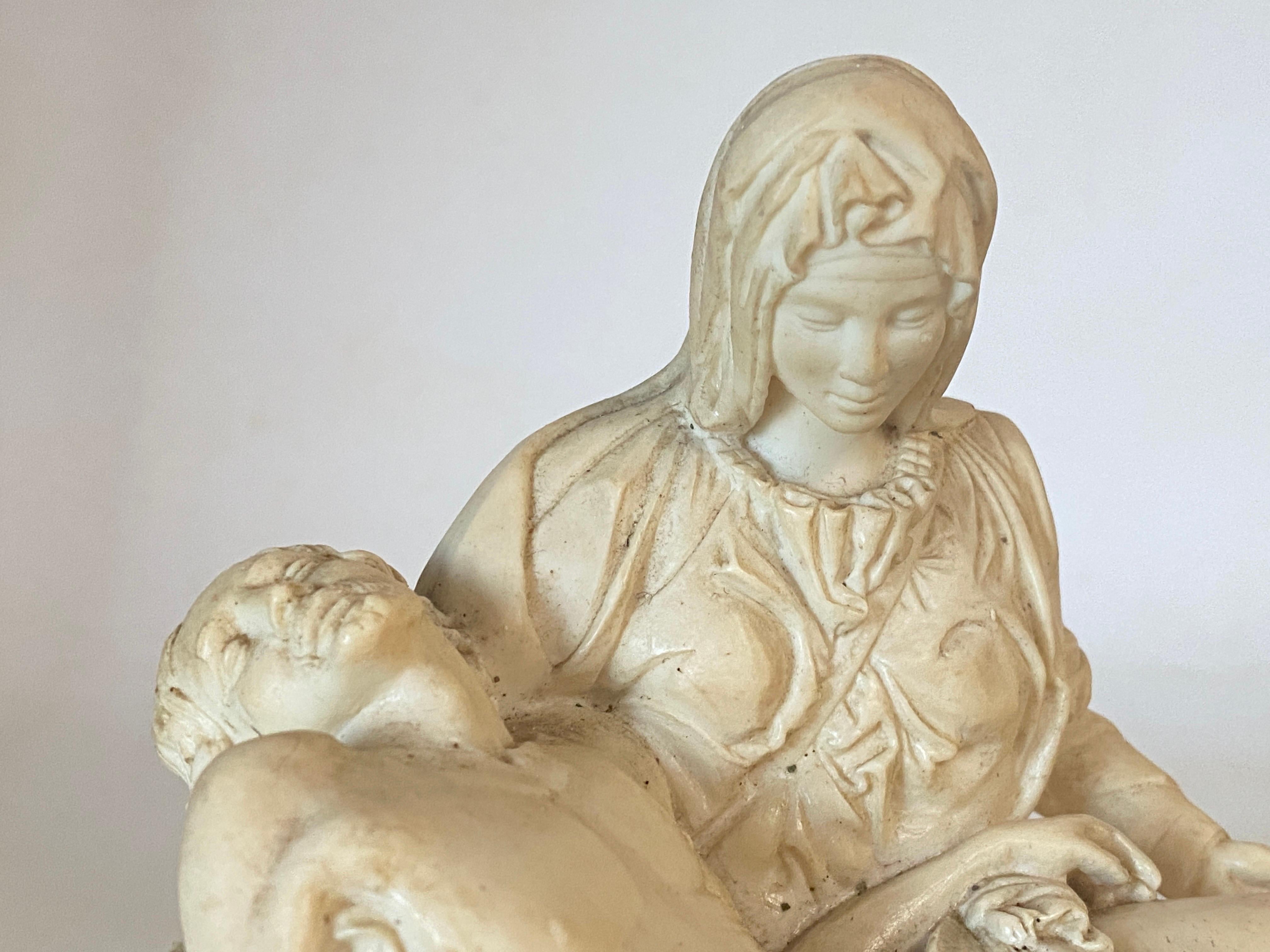 Kunstharz-Skulptur der Darstellung von La Pieta, weiße und schwarze Farbe, Frankreich, 20. Jahrhundert (Französisch) im Angebot