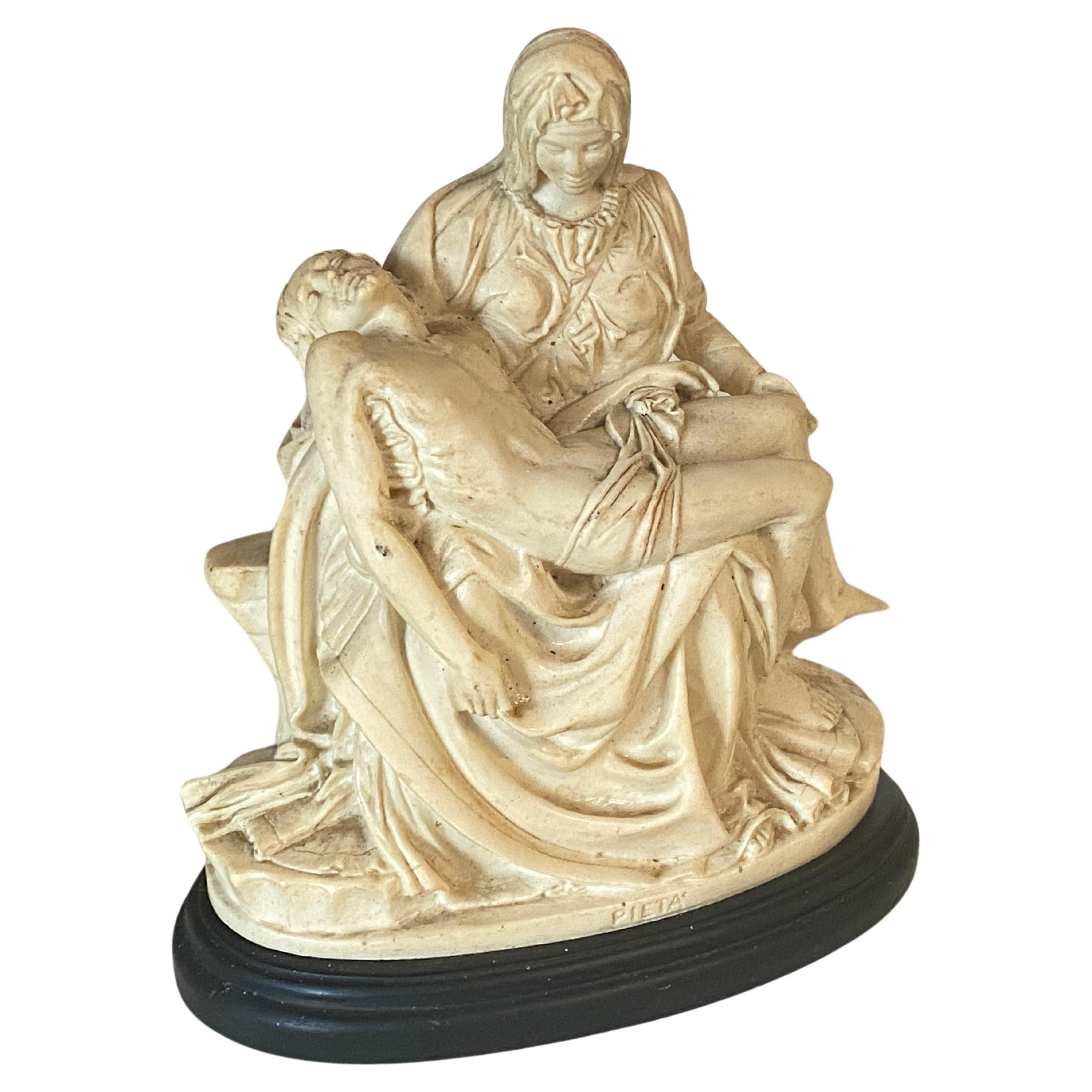 Kunstharz-Skulptur der Darstellung von La Pieta, weiße und schwarze Farbe, Frankreich, 20. Jahrhundert im Angebot