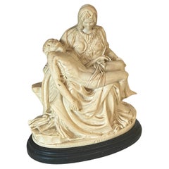 Sculpture française du 20ème siècle représentant La Pieta, couleur blanche et noire