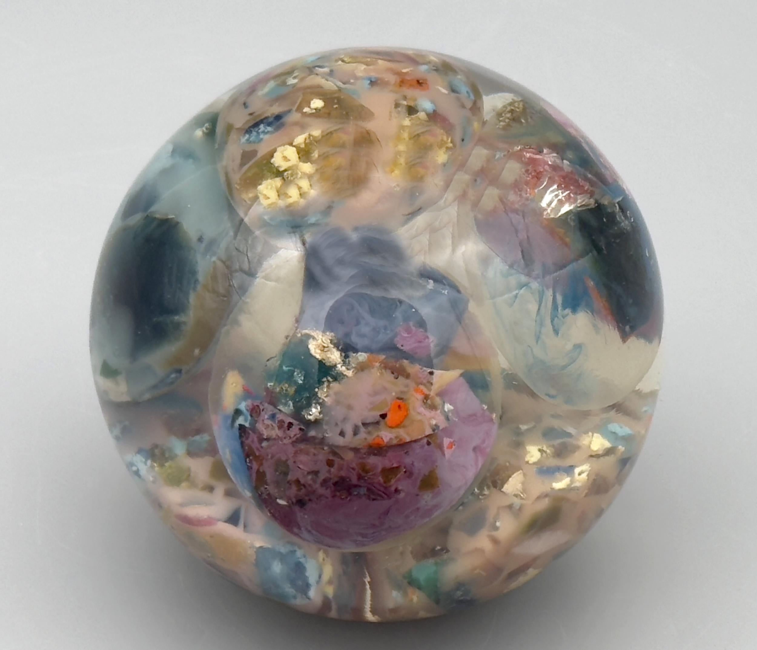 Hübsche Harzkugel, die mehrere Harz-Eier mit mehrfarbigen Einschlüssen enthält.

Biographie: Pierre Giraudon, Frankreich (1923-2012)

Pierre Giraudon wurde 1923 in Paris geboren. Nach seinem Studium der Botanik und Biologie an der Sorbonne zog er