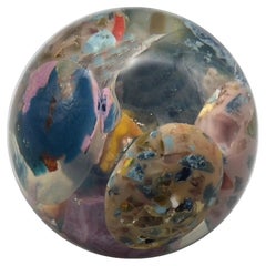 Sphère en résine avec inclusions d'œufs multicolores Pierre Giraudon, France circa 1970