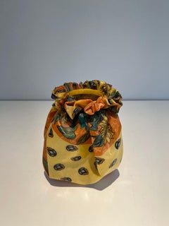 Vase en résine de style trompe-l'œil, en forme de sac noué, orné d'un motif floral