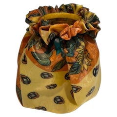 Vase en résine de style trompe-l'œil, en forme de sac noué, orné d'un motif floral