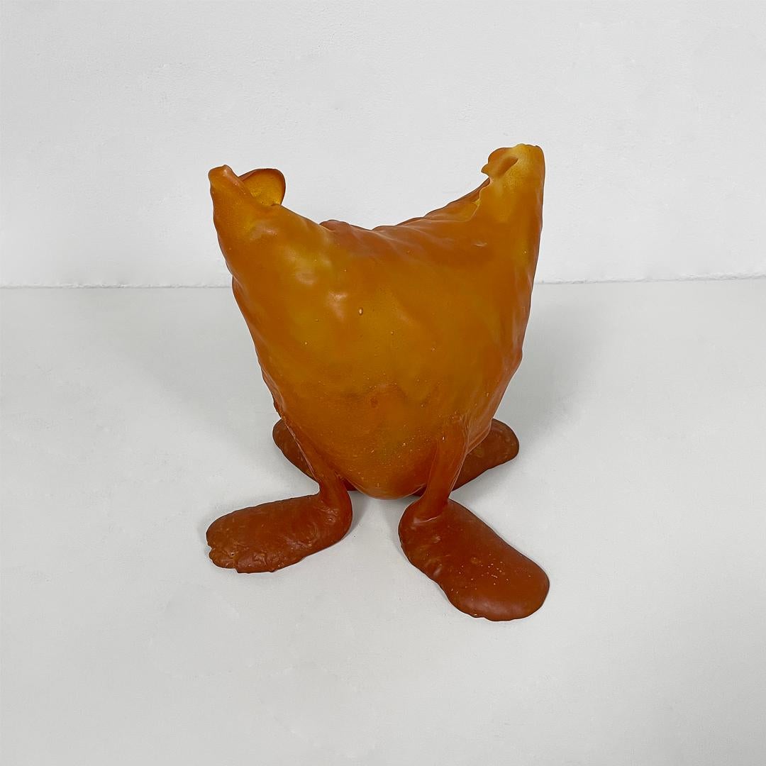 Kunstharzvase Prototipo Fioca von Gaetano Pesce für Fish Design, 2000er Jahre
Vase in Harz Modell Prototipo Fioca, einzigartiges Stück, wie es ist ein Prototyp der Vase später in die Produktion aufgenommen.
Die Vase hat eine organische Form und vier