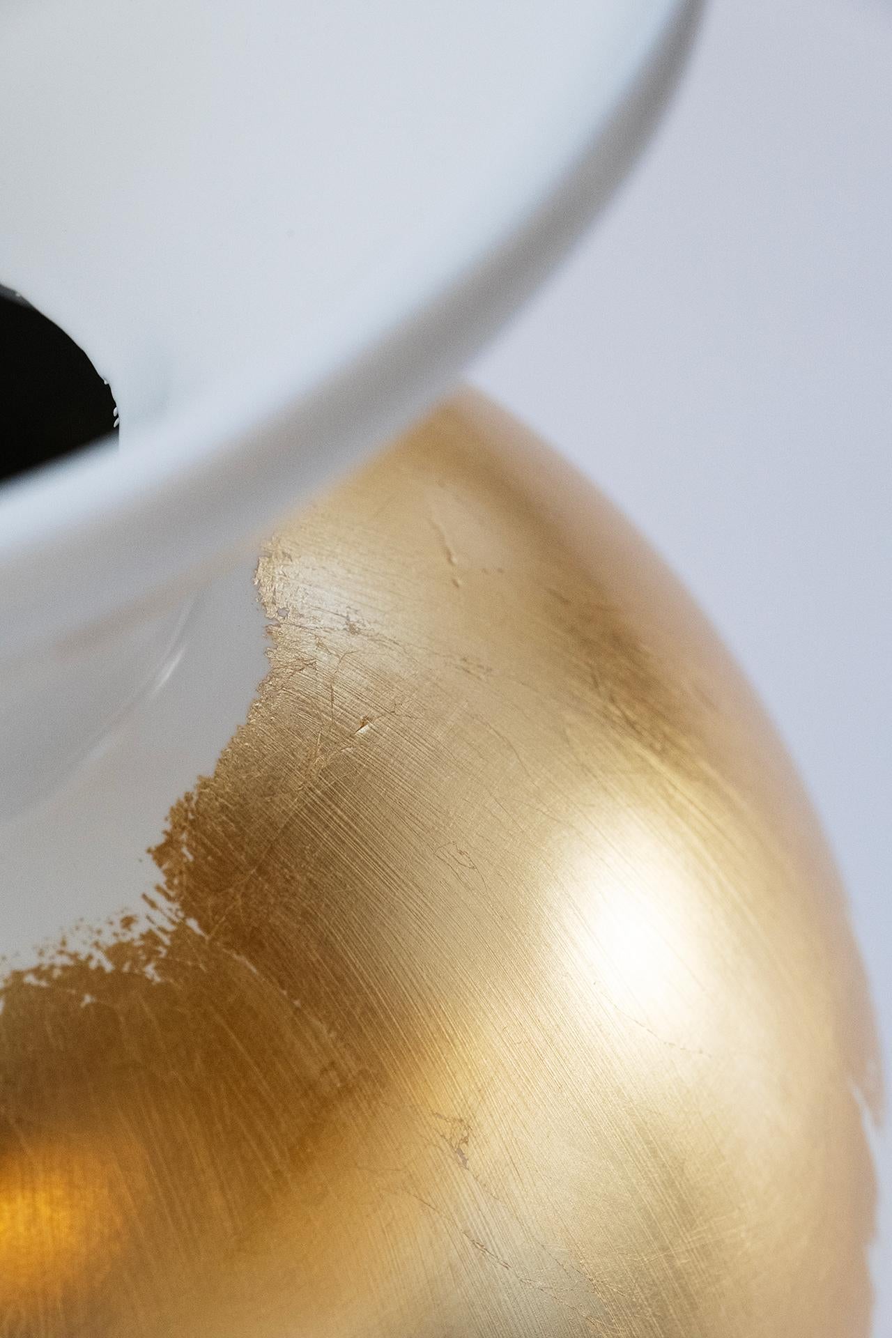 Portugais Vase en résine blanche et feuille d'or, fabriqué à la main au Portugal par Lusitanus Home en vente