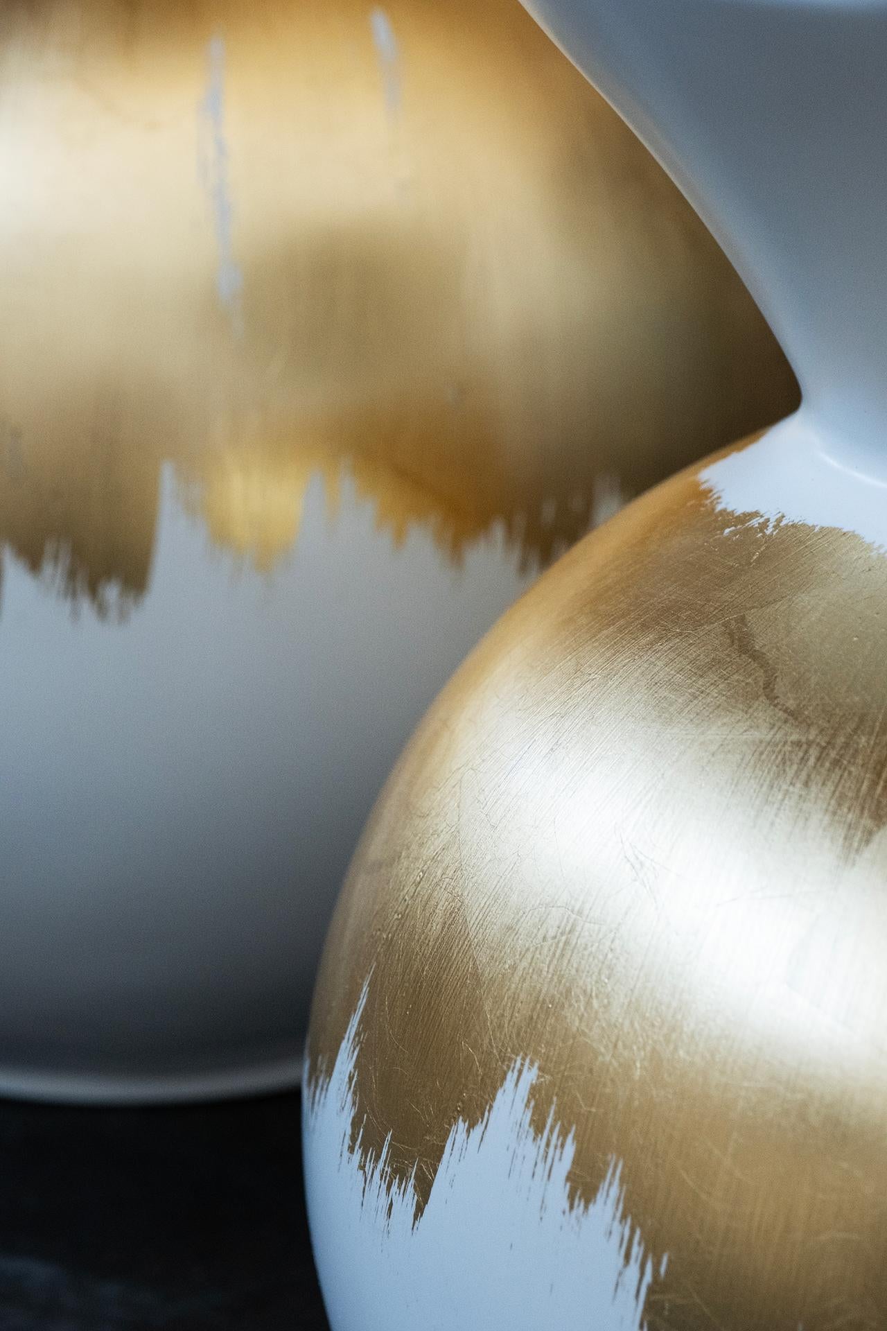 Feuille d'or Vase en résine blanche et feuille d'or, fabriqué à la main au Portugal par Lusitanus Home en vente