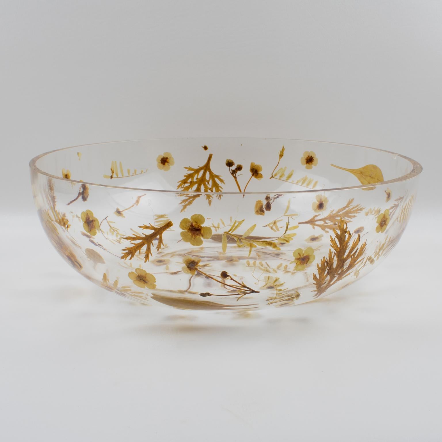 Questa graziosa ciotola decorativa, centrotavola o piatto da portata in resina è stata progettata da Resinplast, Italia, negli anni Settanta. La forma arrotondata e profonda di resina trasparente o acrilico extra spessa ha foglie autunnali assortite