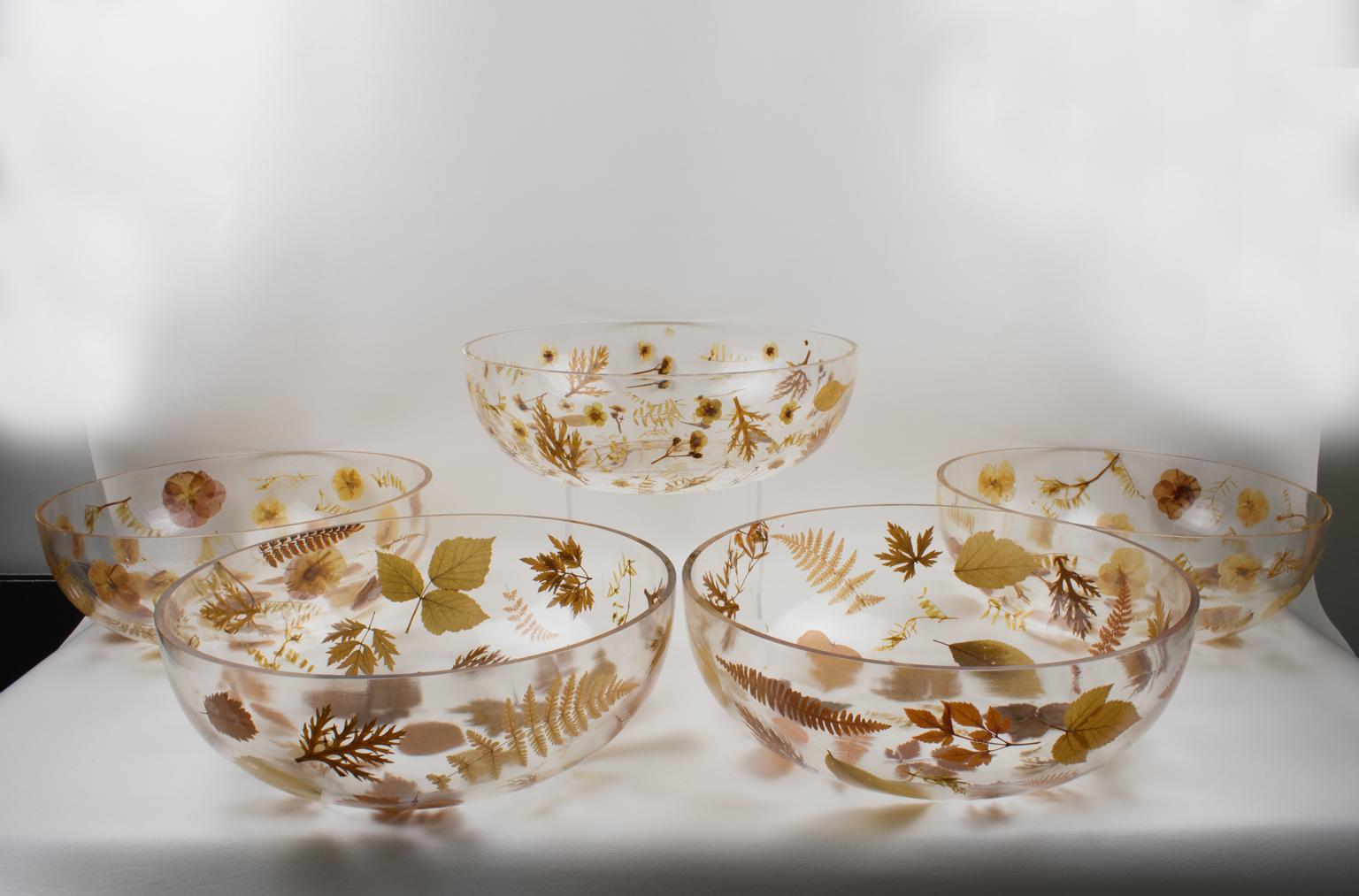 Cuenco decorativo de resina con inclusión de hojas y flores en venta 1