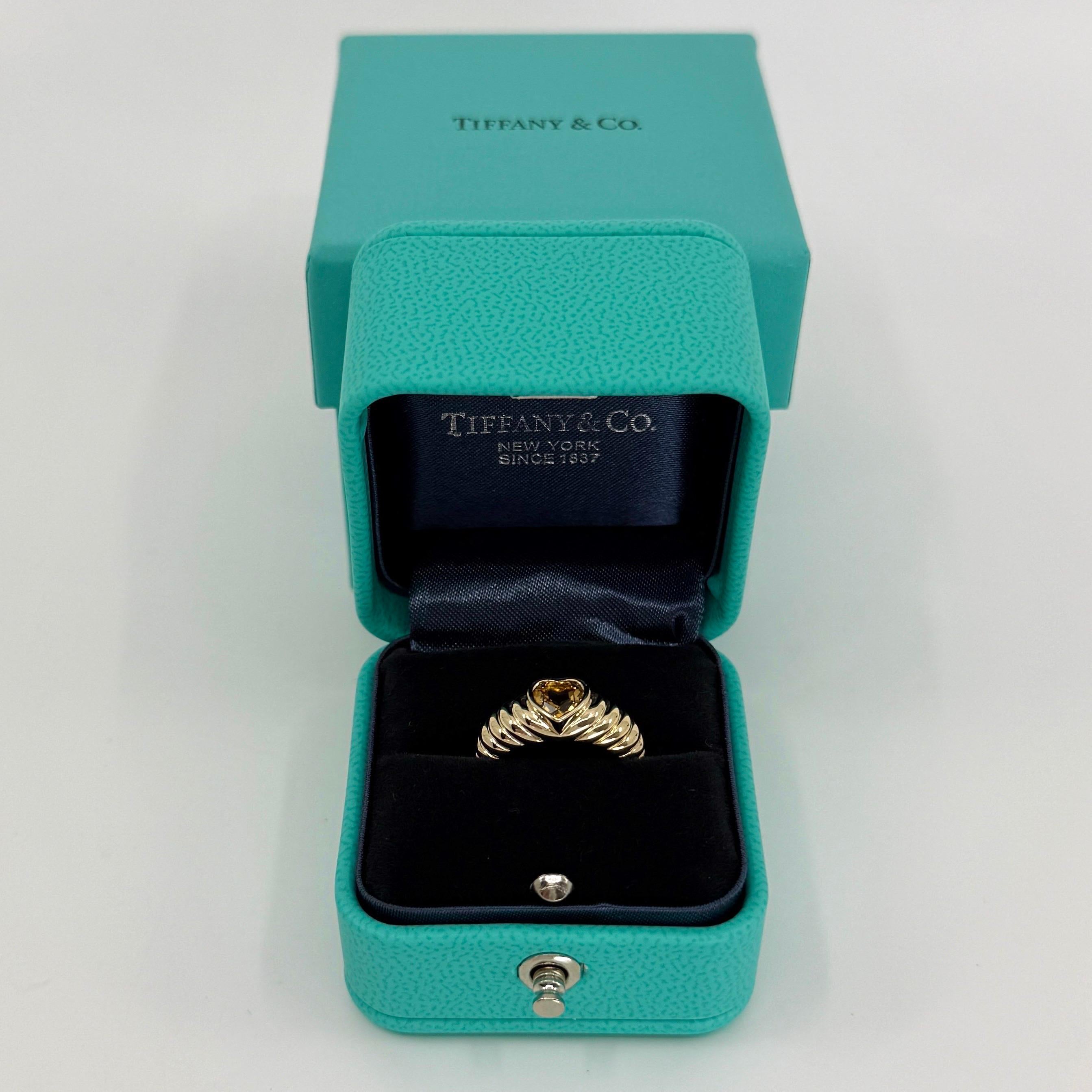 ANILLO DE CARGA REDIMENSIONADO NO A LA VENTA
CAMBIAR TAMAÑO A US 6.75
LOS ANILLOS REDIMENSIONADOS NO SON REEMBOLSABLES

Raro Tiffany & Co. Anillo de oro amarillo de 18 quilates con citrino talla corazón.

Un precioso anillo de oro amarillo engastado