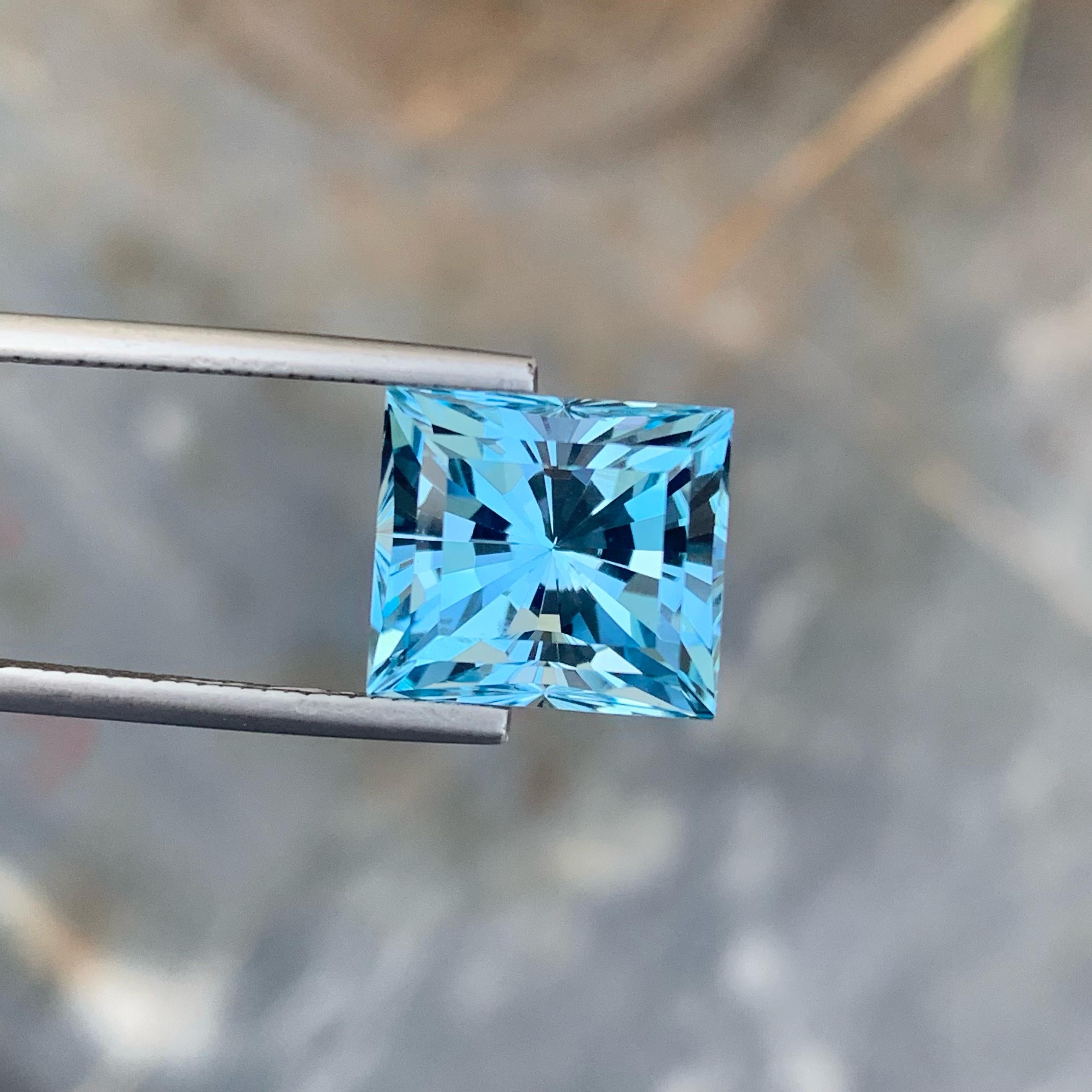 Taille carrée Topaze bleue résonante de 12,15 carats, pierre précieuse naturelle de Madagascar taillée sur mesure en vente