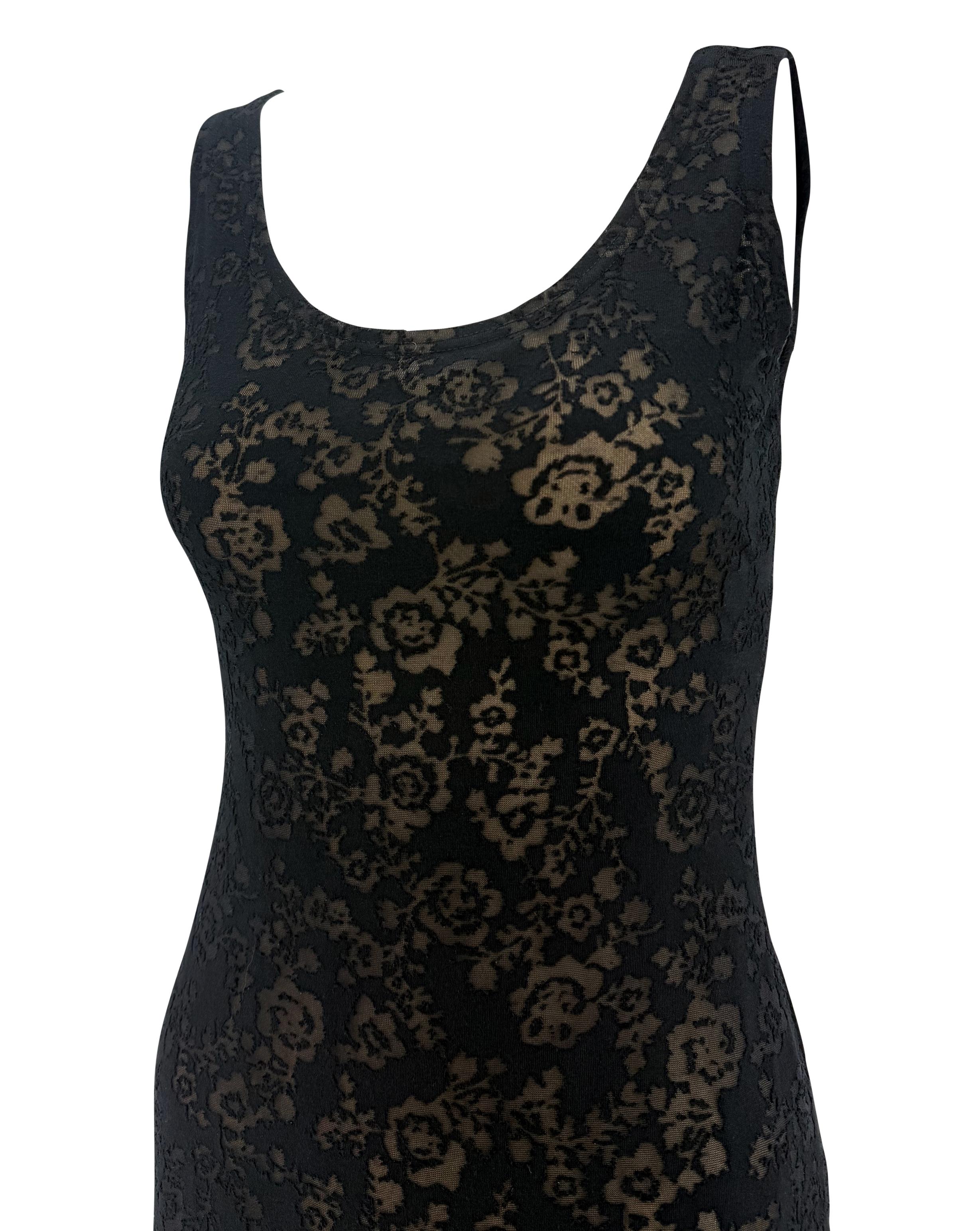 Dieses durchsichtige schwarze Bodycon-Kleid ist ein Prototyp aus der Resort 1990 Kollektion von Donna Karan und zeigt ein zartes florales Devoré-Muster auf einem nudefarbenen Bodycon-Slip. Die minimalistische Silhouette ist körpernah geschnitten und