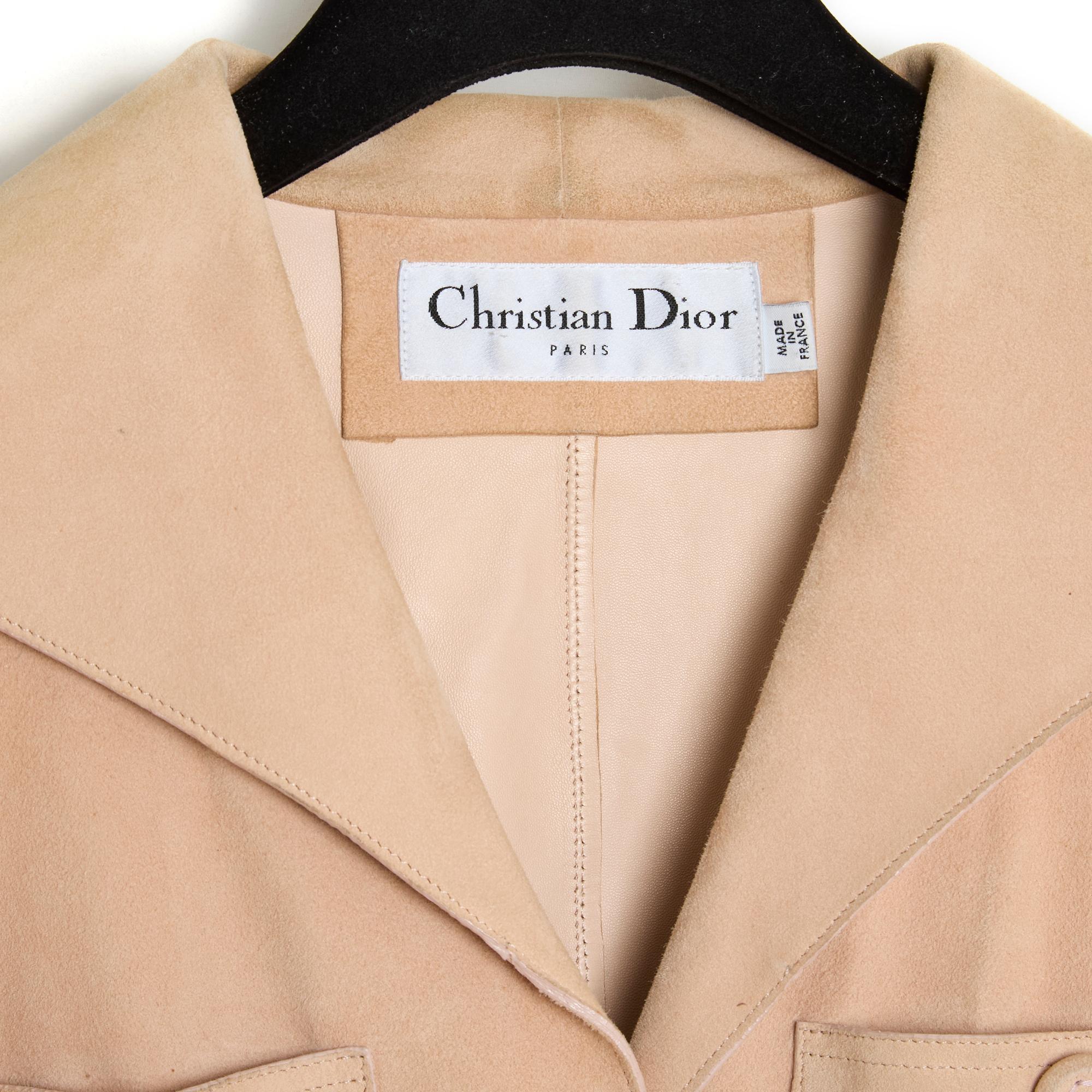 Veste Christian Dior de la collection Cruise 2000 de John Galliano en daim souple beige légèrement rosé, col évasé fermé par 3 boutons recouverts de daim coordonné, 4 poches plaquées ornées d'un gros bouton, manches longues également fermées par un
