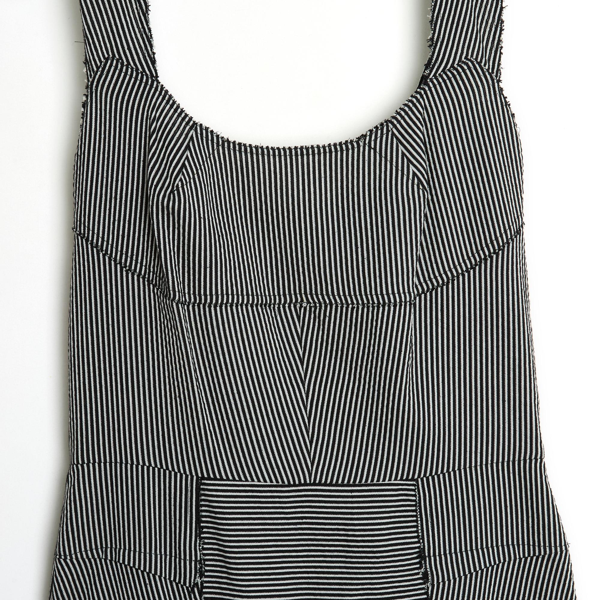 Roland Mouret dress from the Cruise 2006 collection, asymmetrical length, below the knee at the front, in silk and cotton canvas inserts with fine black and light gray stripes, round neckline framed by 2 wide straps and V-neckline in the back, small