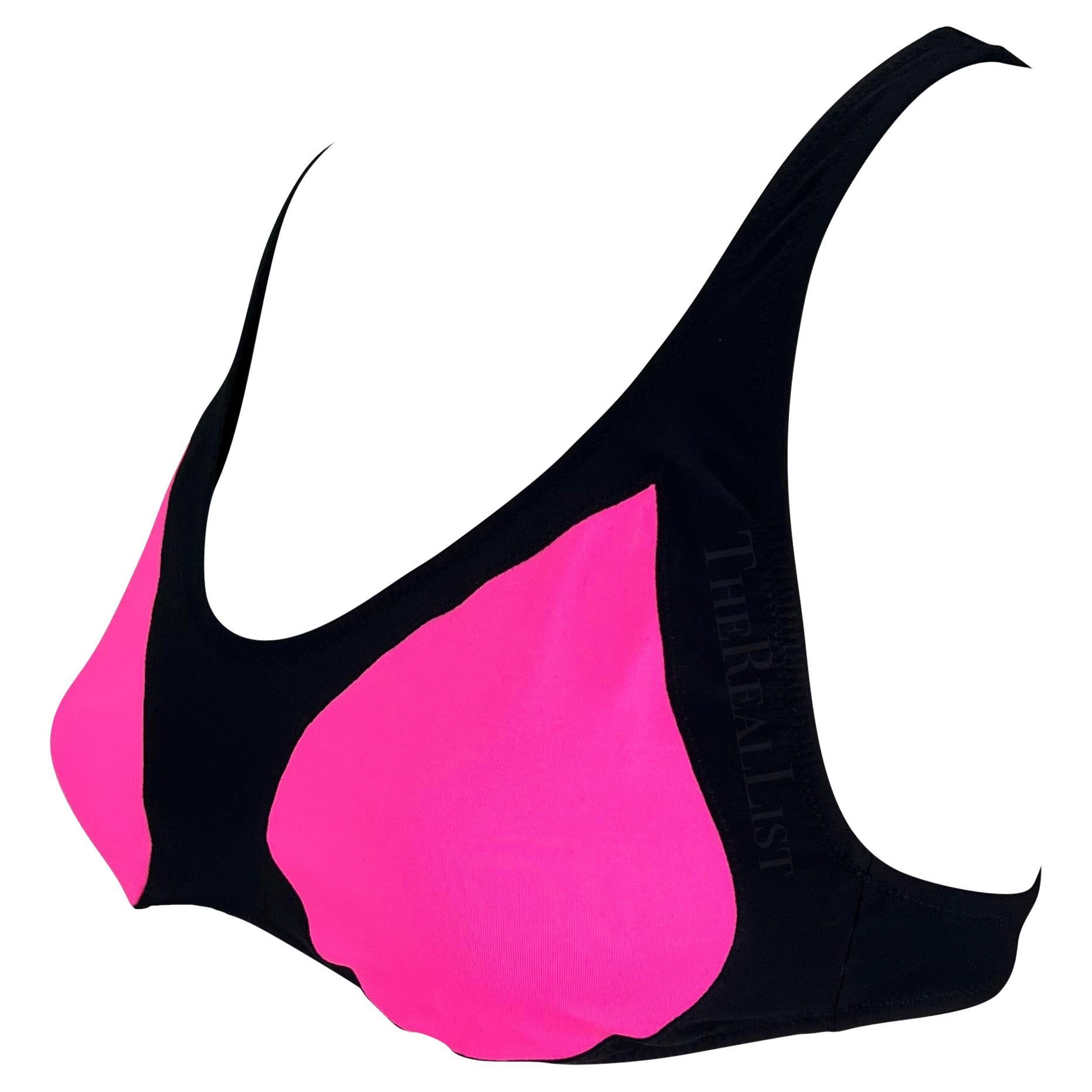 Voici un fabuleux haut de bikini/bralette noir et rose vif Alexander Mcqueen. Un maillot de bain similaire, issu de la collection Resort 2009, a été présenté sur le podium par Michaela Kocianova. Ce haut de bikini noir arbore des couleurs rose vif