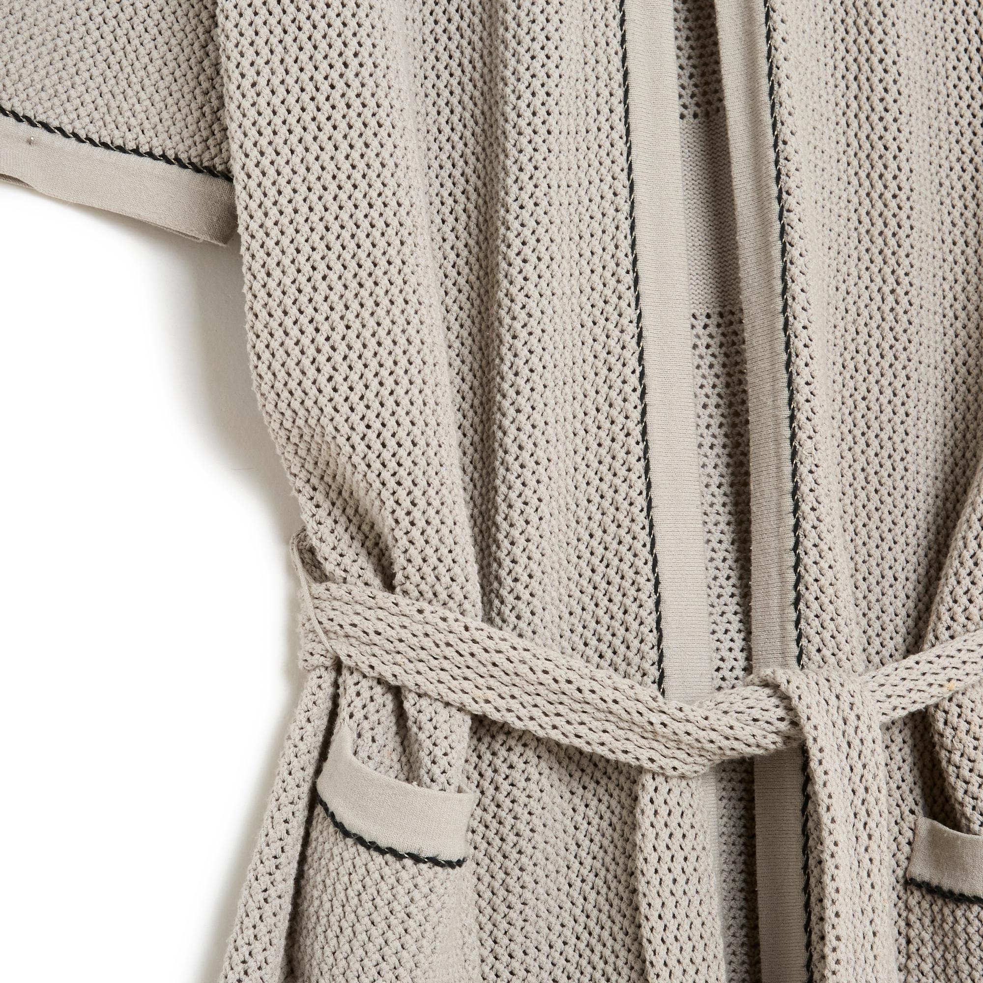 Chanel lange Jacke aus der Collection'S Cruise 2009 oder Strickjacke mit Gürtel aus taupe-beigem Viskosestoff, verziert mit schwarzer Paspel und einem großen CC-Motiv in Form eines Medaillons auf dem Rücken, Rundhalsausschnitt, 2/3 Ärmel,