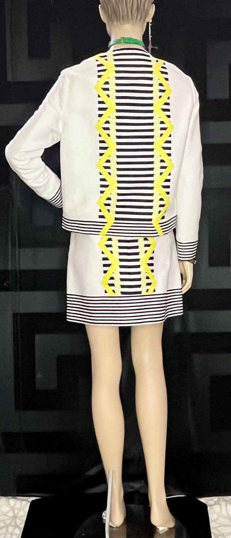 RESORT 2012 Look #2 VERSACE WHITE COTTON SKIRT SUIT Size IT 40 For Sale 1
