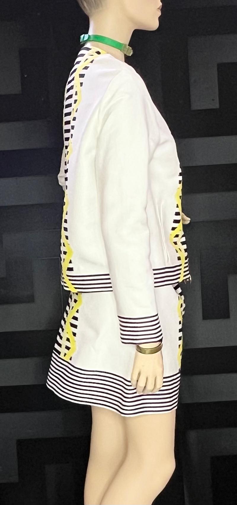 RESORT 2012 Look #2 VERSACE WHITE COTTON SKIRT SUIT Size IT 40 For Sale 2