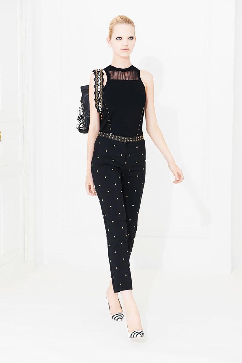 VERSACE 

Actual runway sample Resort 2012 Look # 5
Black stretchy pants with Gold tone Rivet
Black leather not removable belt

Two back pockets

Zip closure


Size: 38 - 2 
38