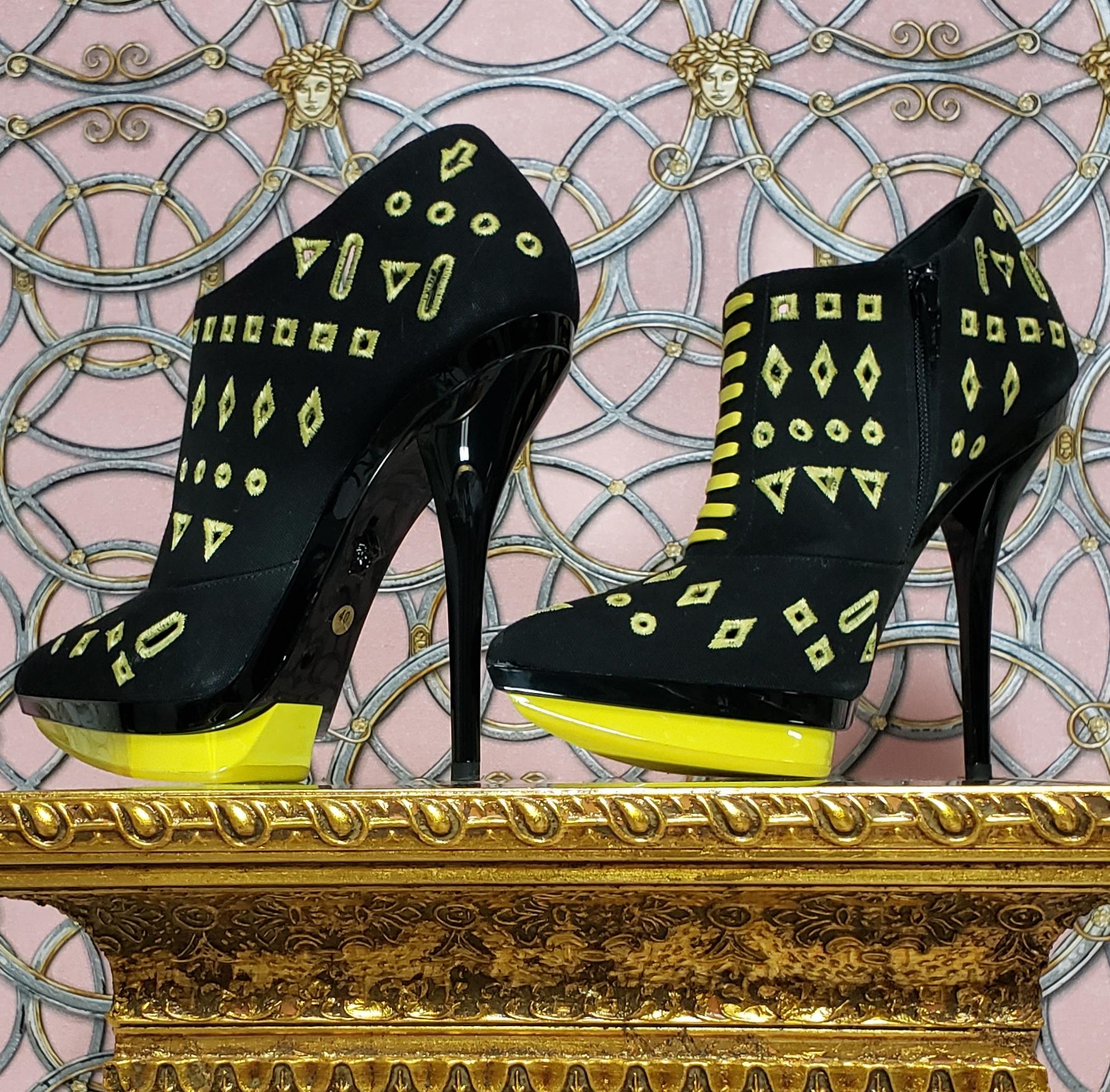 VERSACE BOOTIES



PR-sample Resort 2012 look#13




Black Eyelet Canvas

Contrast embroidery

Yellow Platform

Side Zipper



Lining: 100% leather 


Made in Italy

 
Size is 40 or US 10

insole 10 1/4



Made in Italy

Comes with Versace box.
