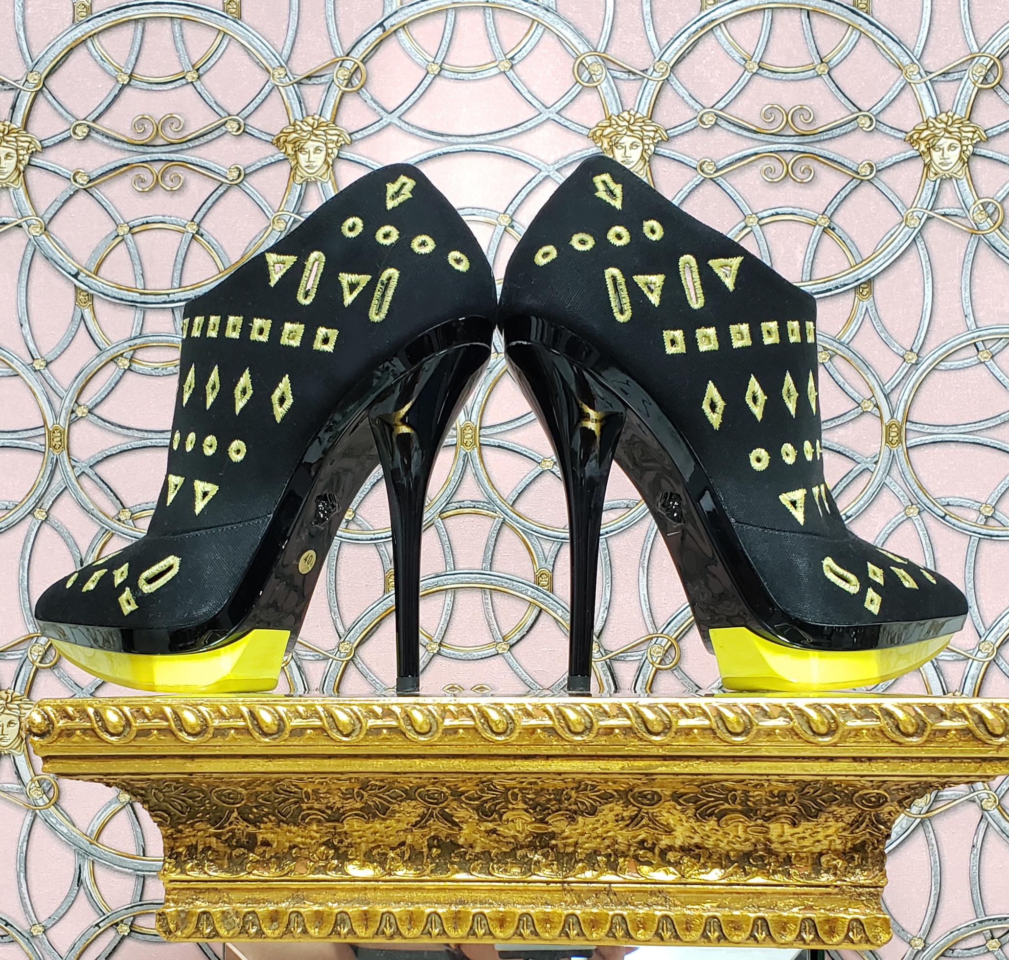 Black Resort 2012 look#13 VERSACE BLACK and YELLOW EYELET CANVAS PLATFORM SHOES Sz 10 For Sale