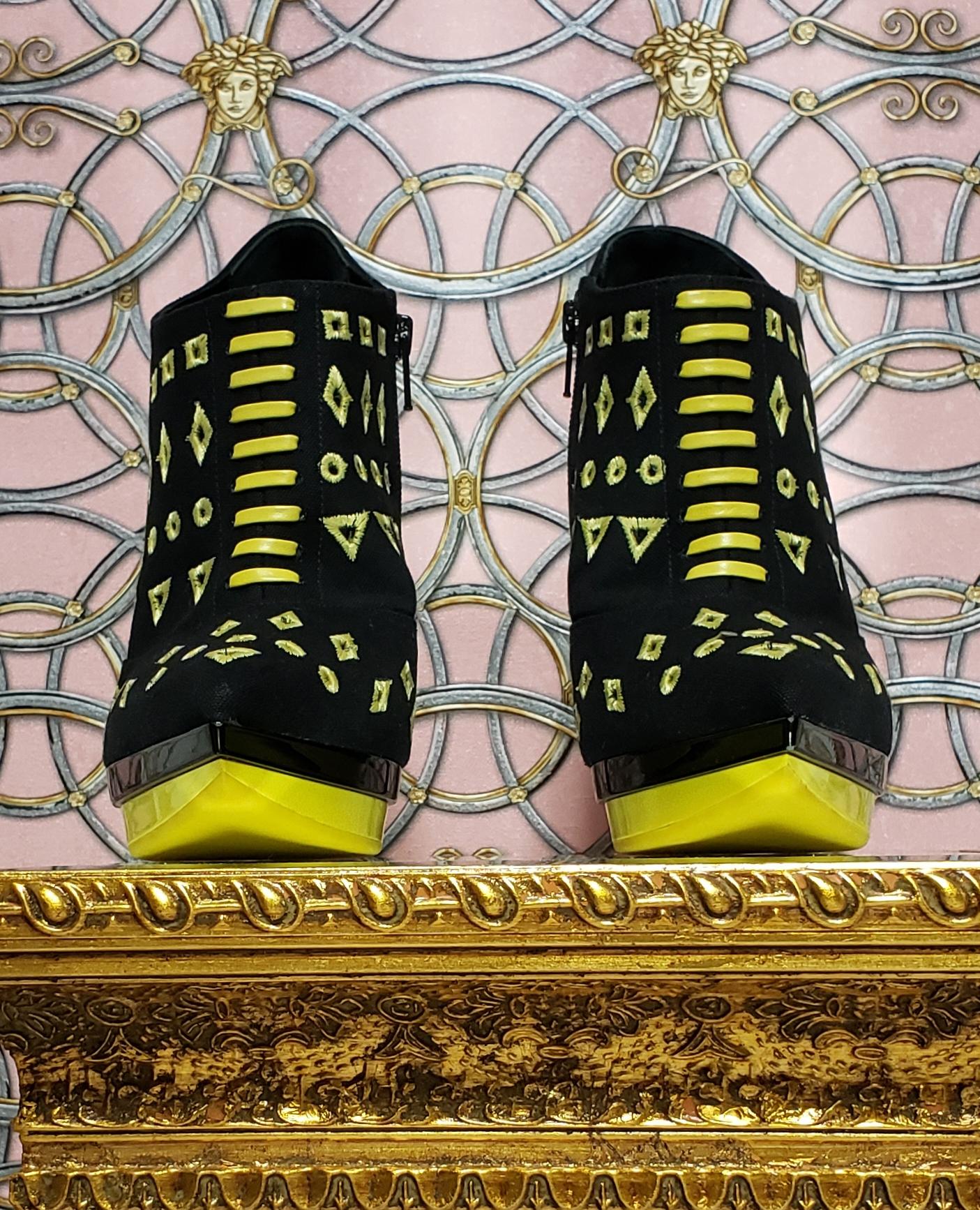 Resort 2012 look#13 VERSACE BLACK and YELLOW EYELET CANVAS PLATFORM SHOES Sz 10 In New Condition For Sale In Montgomery, TX