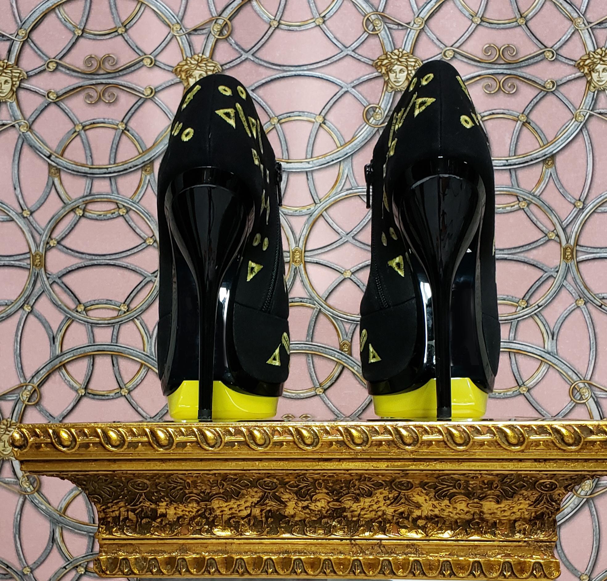 Women's or Men's Resort 2012 look#13 VERSACE BLACK and YELLOW EYELET CANVAS PLATFORM SHOES Sz 10 For Sale