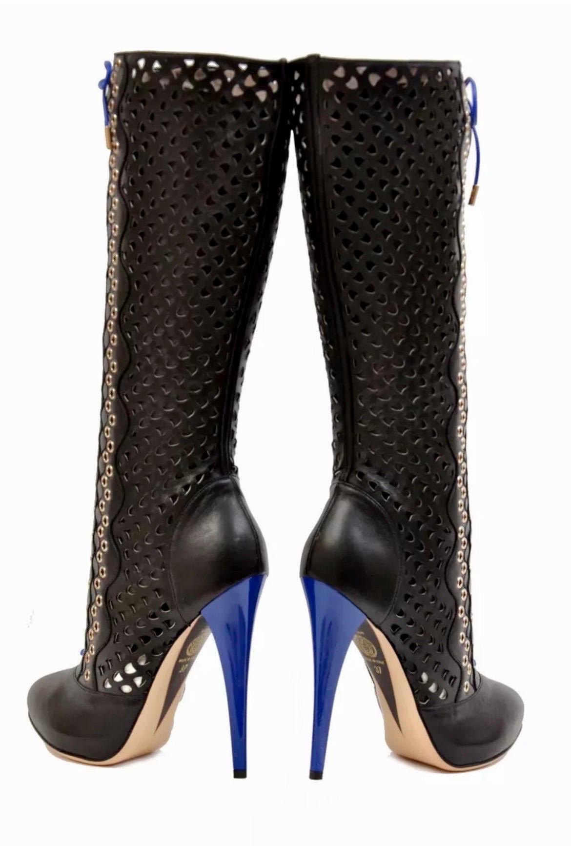 VERSACE
Resort 2012 
Stivali in pelle traforata
La taglia è 37 - US 7
Tacco 5 1/4