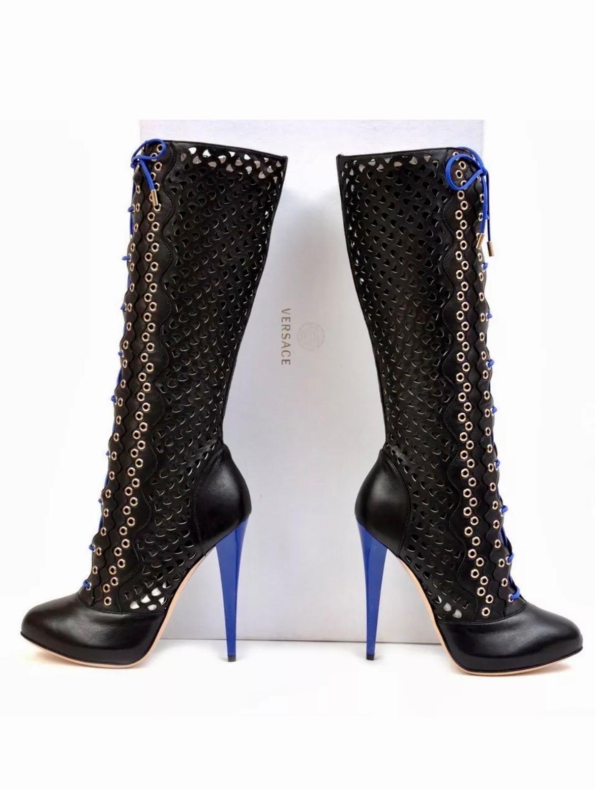 Resort 2012 New Versace Stivali con piattaforma in pelle nera traforata 37 - 7 In condizioni Nuovo in vendita a Montgomery, TX