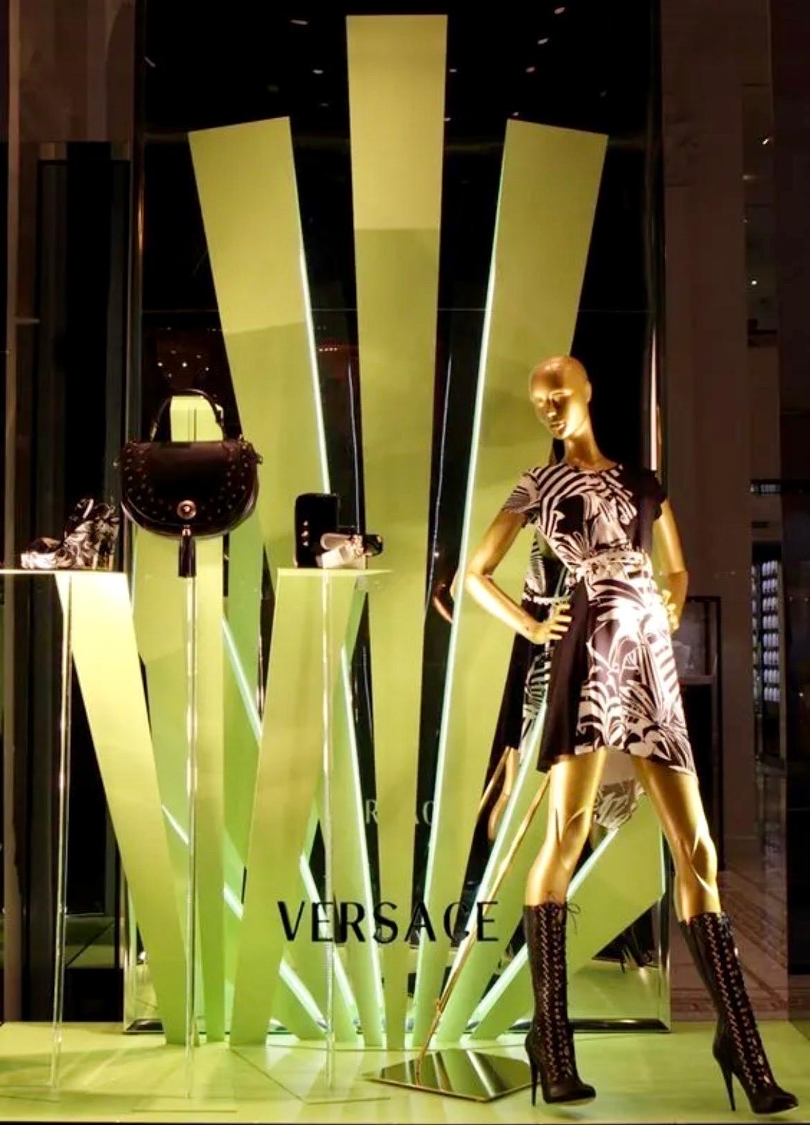 Donna Resort 2012 New Versace Stivali con piattaforma in pelle nera traforata 37 - 7 in vendita