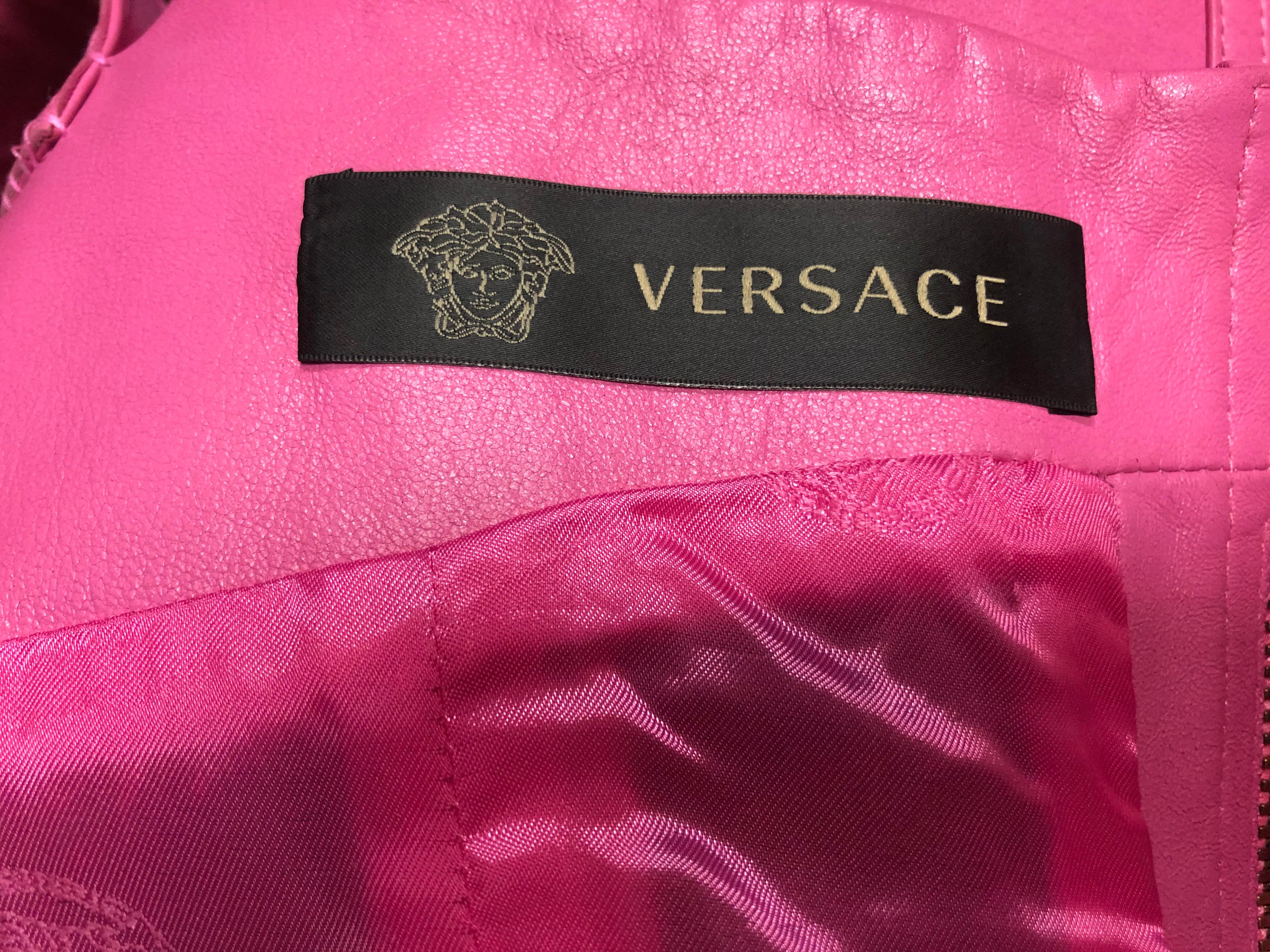Robe courte Versace Resort 2013 look n° 9 en cuir rose, 38 - 2, neuve en vente 7