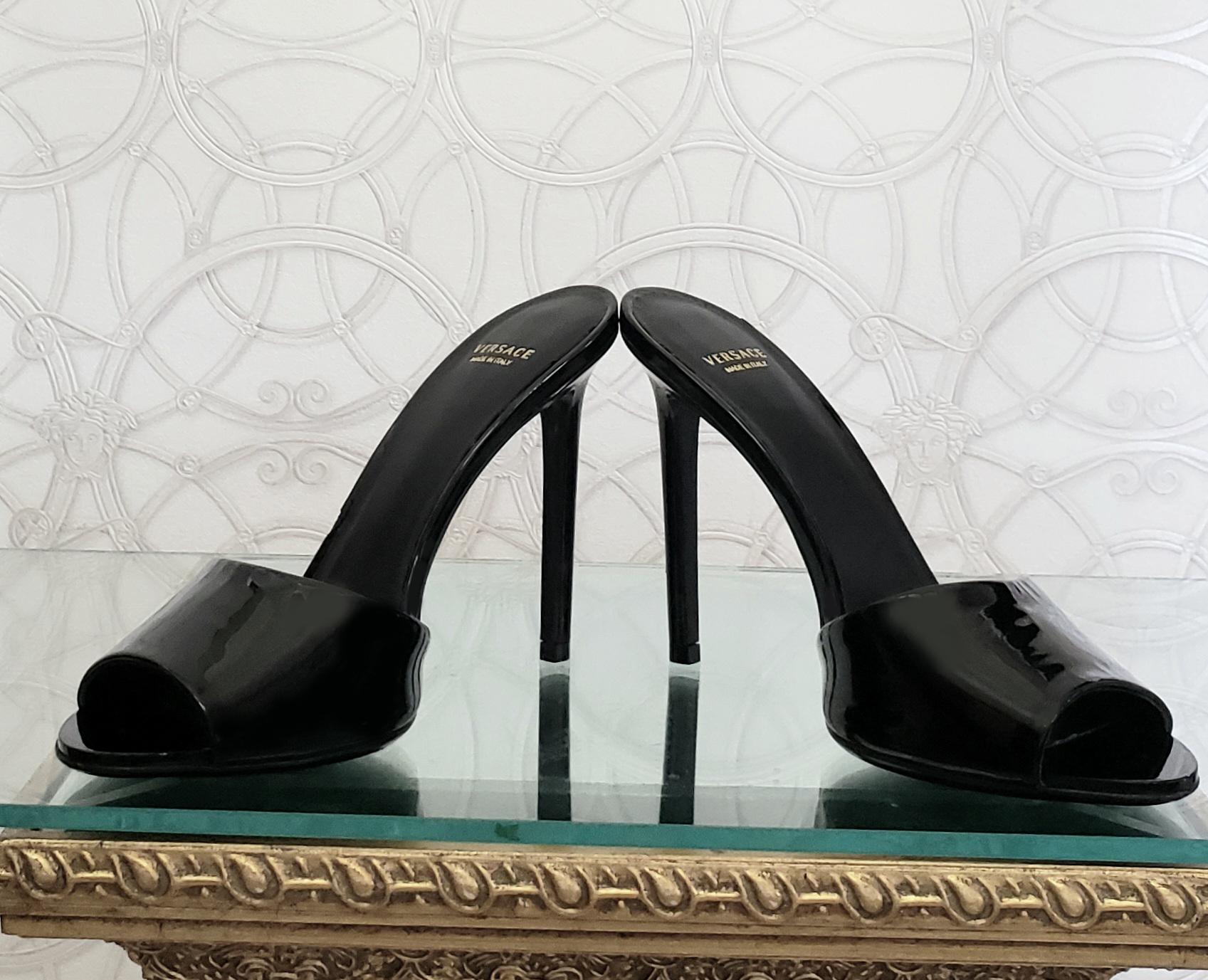 Black Resort 2016 NEW VERSACE BLACK PATENT LEATHER MULE SANDALS SHOES 37 - 7 For Sale