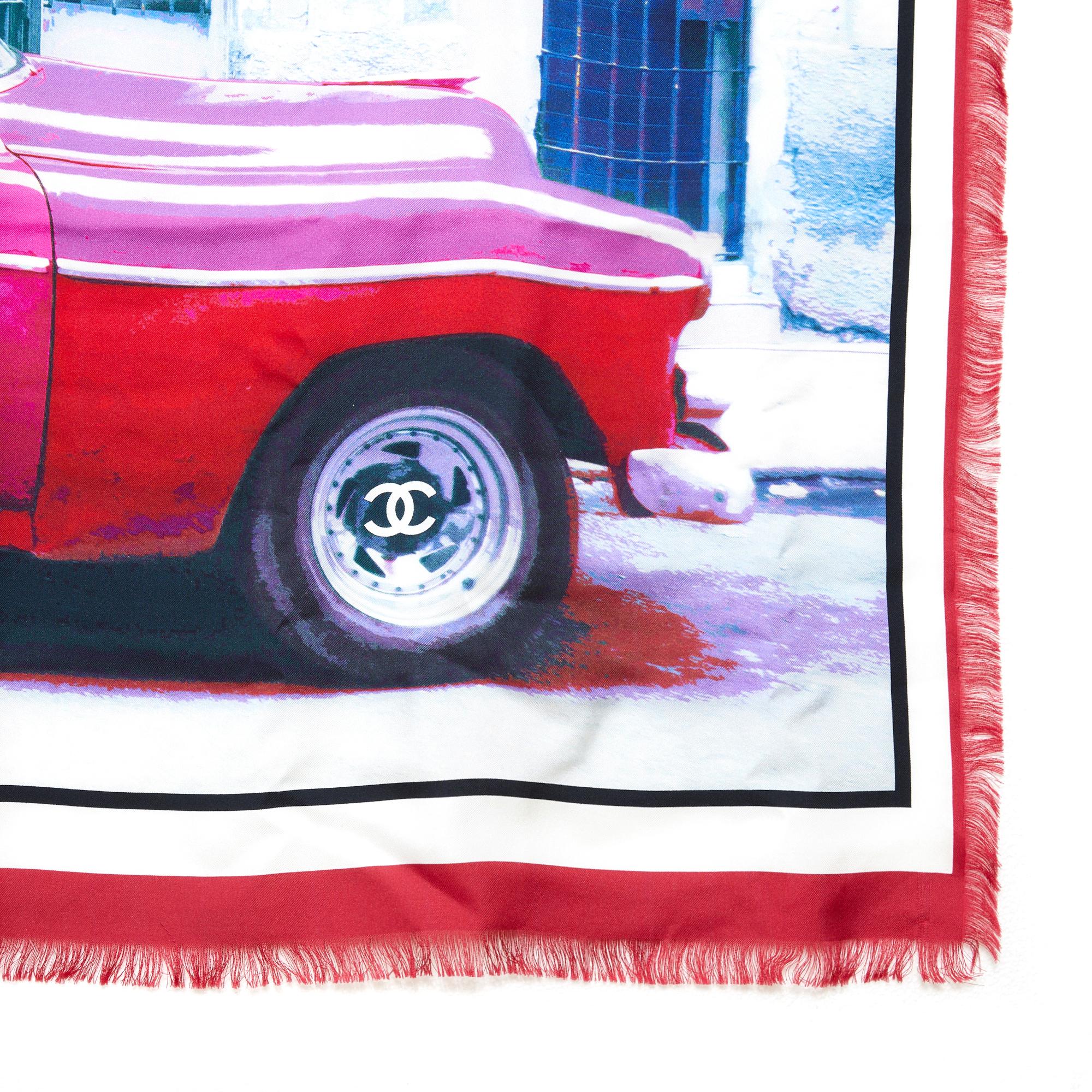 Étole ou paréo Chanel de la collection 2017 Cruise to Cuba en soie imprimée multicolore écrue à bords effilochés. Largeur 135 cm x hauteur 120 cm. L'étole est en très bon état, livrée dans sa boîte Chanel.