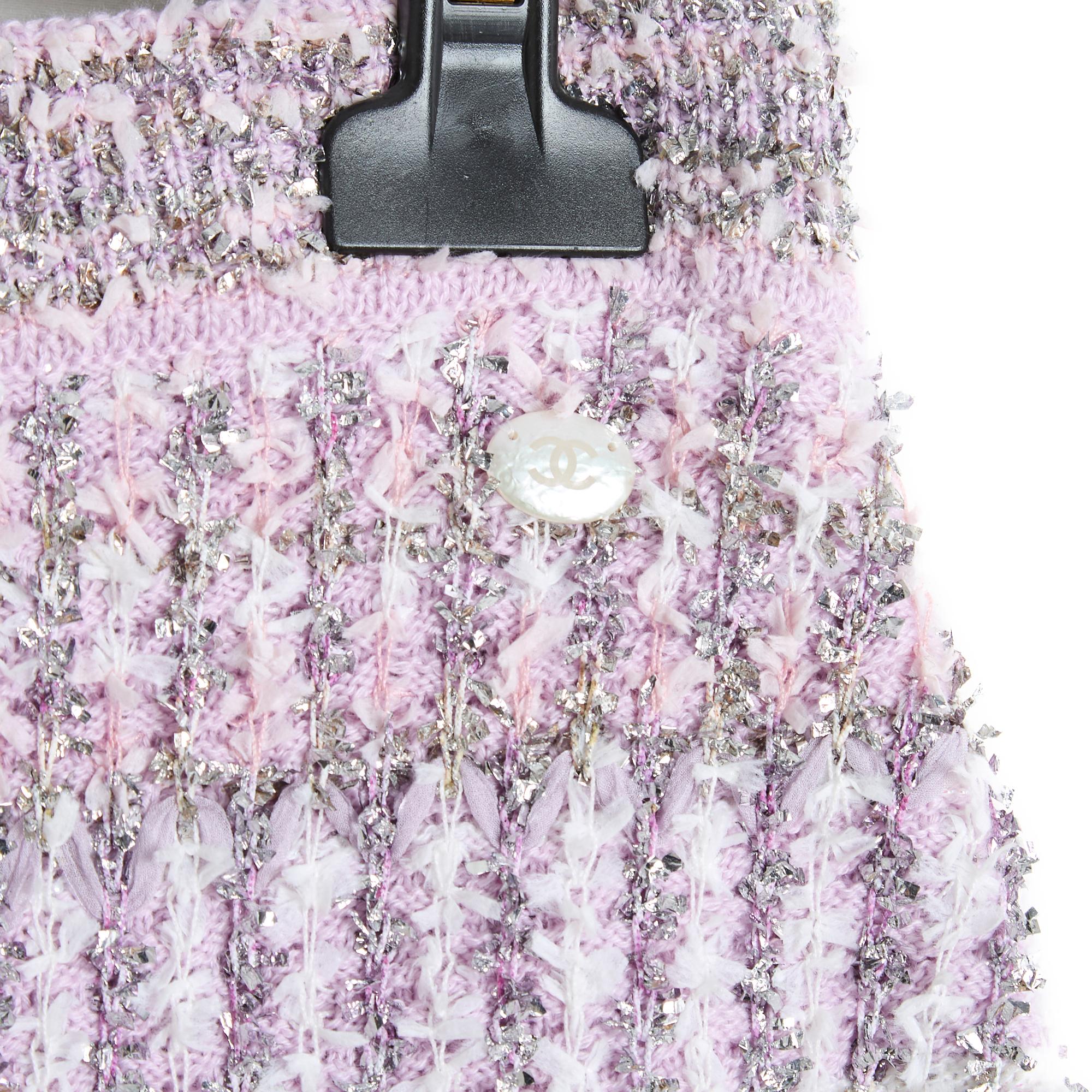Chanel skirt from Cruise 2018 collection by Karl Lagerfeld in light purple cashmere tweed mixed with silver and white threads, elastic waist closed with a zip and a hook, unlined. Size 40FR: waist (without stretching the elastic belt) 37 cm, length