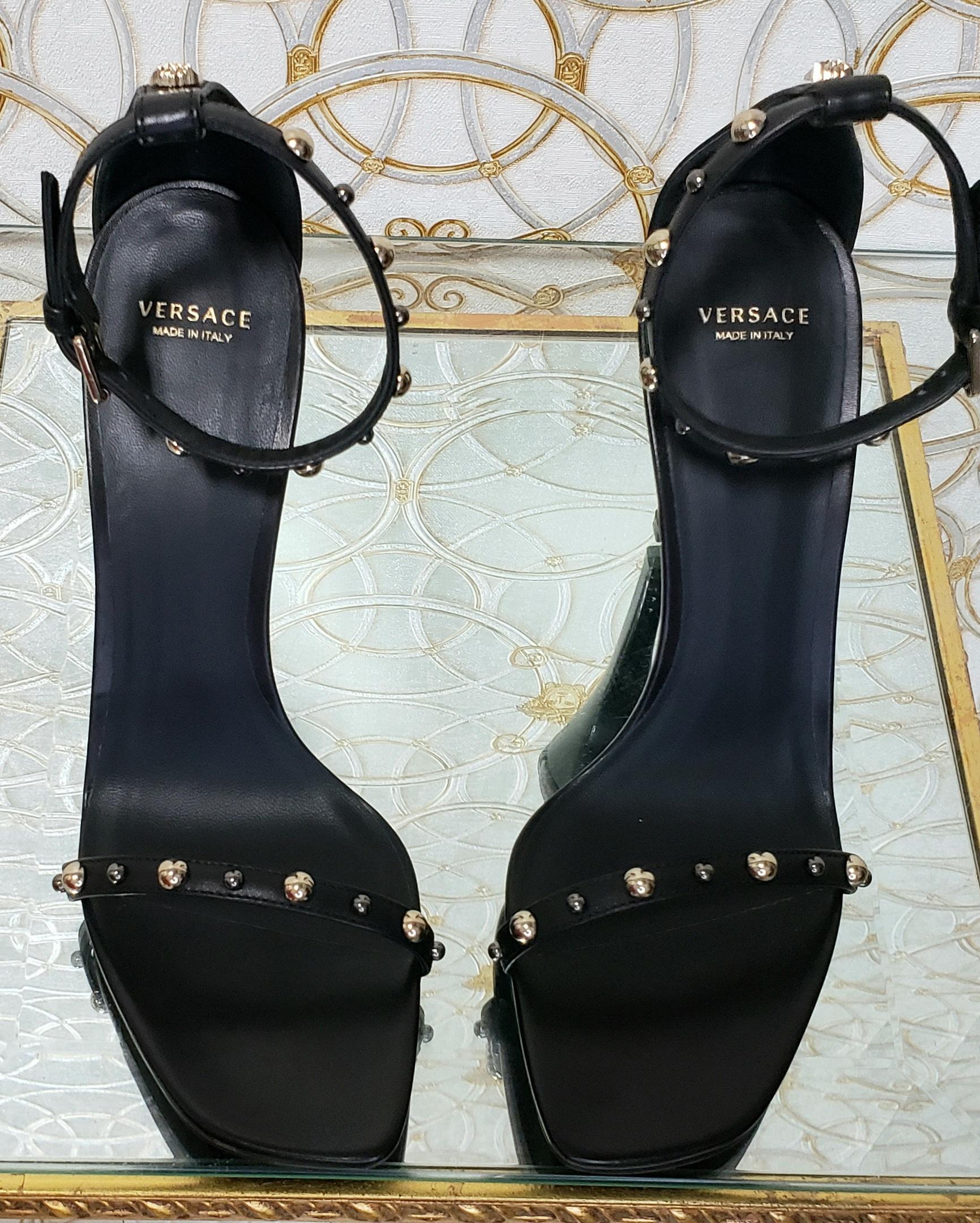  S/2018 look 43 VERSACE CITY STUD STRAP SANDALS IN BLACK 40.5 - 10.5 For Sale 2