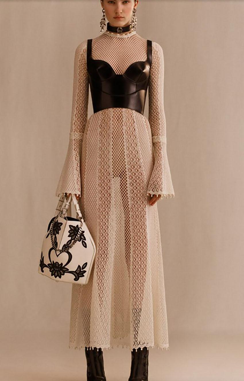 ALEXANDER MCQUEEN

Cream and beige openwork sheer dress from Alexander McQueen.
Zip fastening on the side. 
Decorated with an embroidered pattern and ruffles.
Decorative cut-out details at the back. Round neck. 
Long, flared sleeves.


Content:
