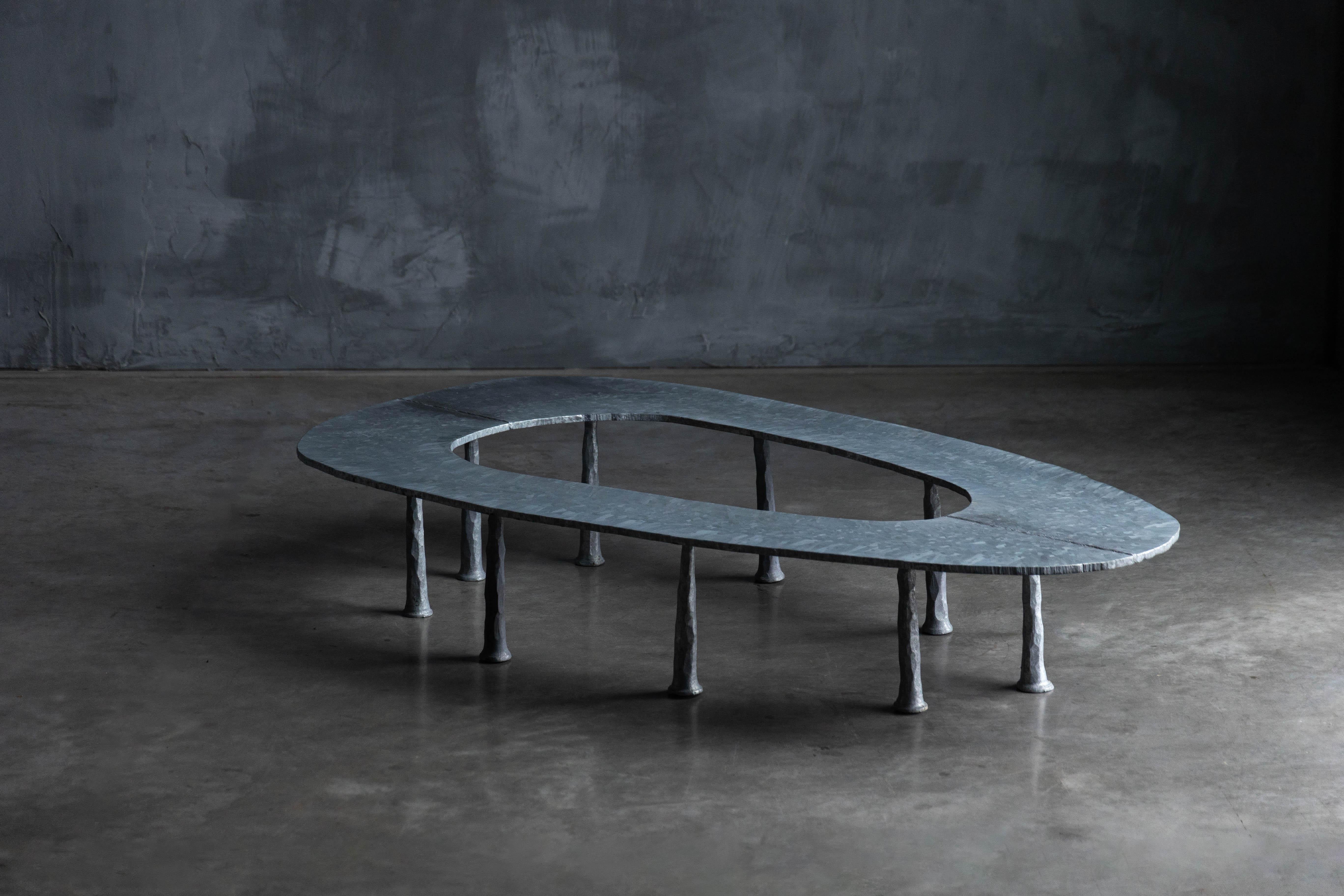 La table basse Resourcer Galva Eleg de Thomas Serruys incarne l'élégance minimaliste et un savoir-faire durable. Son plateau en acier brut repose sur des pieds en acier galvanisé forgé, créant un équilibre harmonieux entre texture brute et design