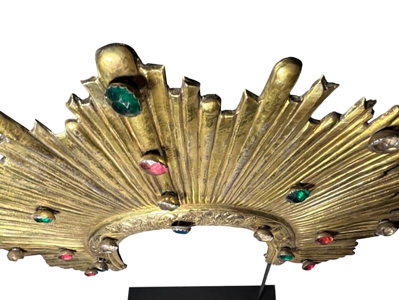 Resplandor aus vergoldetem Silber mit glasgefassten Juwelen auf Metallständer. Im Englischen bedeutet Resplandor 